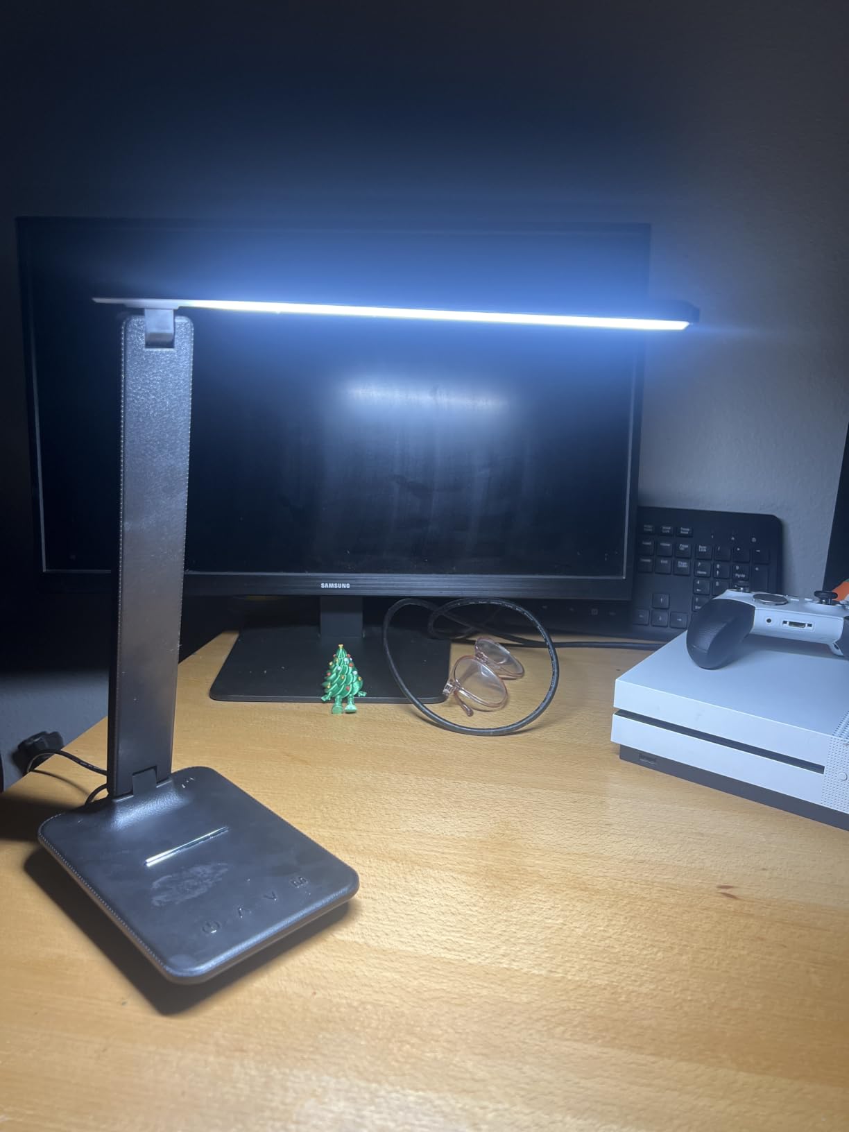 LED Desk Lamp for Office Home, Bright Desk Light with USB Charging Port, Adjustable Dimmable Desk Lamps 5 Modes 5 Brightness, Touch Study Lamp for Nail, Craft, Puzzle, Sewing, Study, Black customer photo 1
