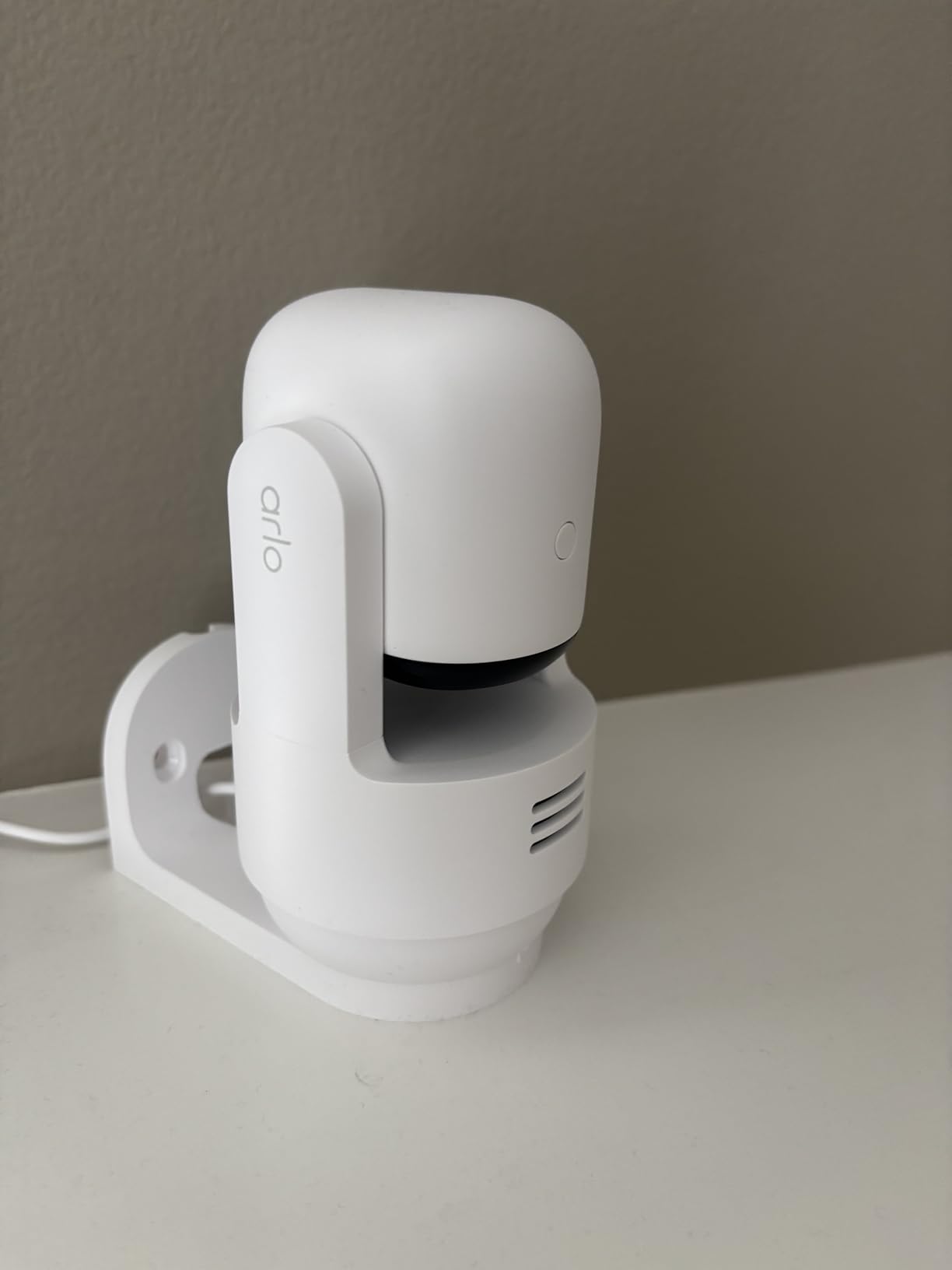 Arlo Essential Indoor Pan Tilt Security Camera 2K (2025 Release) - Wired Plug-in Power, Person Recognition, Animal Detection, Animated Preview, 1-Month Secure Plan, Auto Motion Tracking, 1 Cam, White customer photo 1