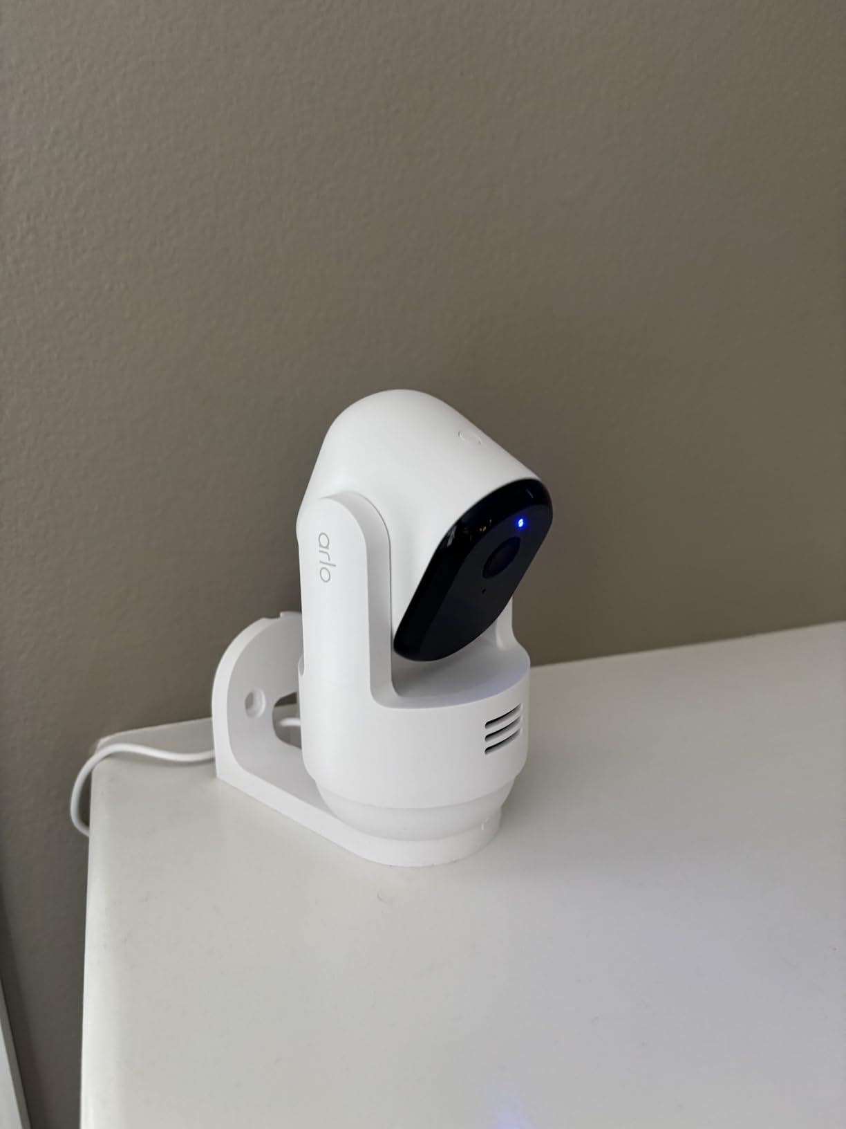 Arlo Essential Indoor Pan Tilt Security Camera 2K (2025 Release) - Wired Plug-in Power, Person Recognition, Animal Detection, Animated Preview, 1-Month Secure Plan, Auto Motion Tracking, 1 Cam, White customer photo 2