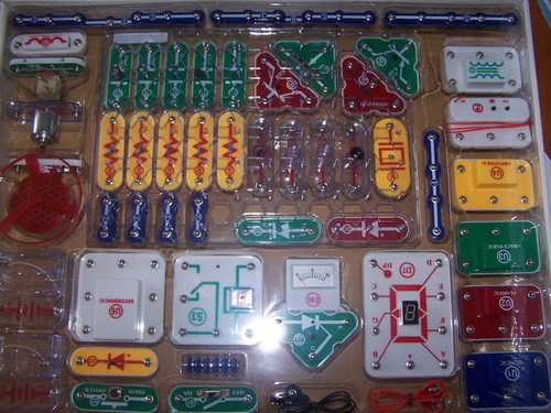 Snap Circuits Jr. SC-100 Electronics Exploration Kit, Over 100 Projects, Full Color Project Manual, 28 Parts, STEM Educational Toy for Kids 8+ customer photo 1
