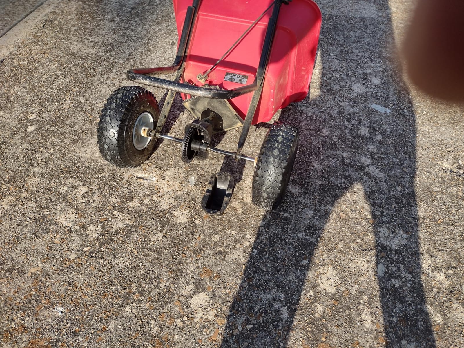 EarthWay 2050P 80lb Broadcast Spreader, Lawn Aerator, Fertilizer Spreader, 80lb Capacity, Pre-Assembled, with Rustproof Poly Hopper and Adjustable Drop Rate for Lawn Care & Seed Spreading customer photo 2