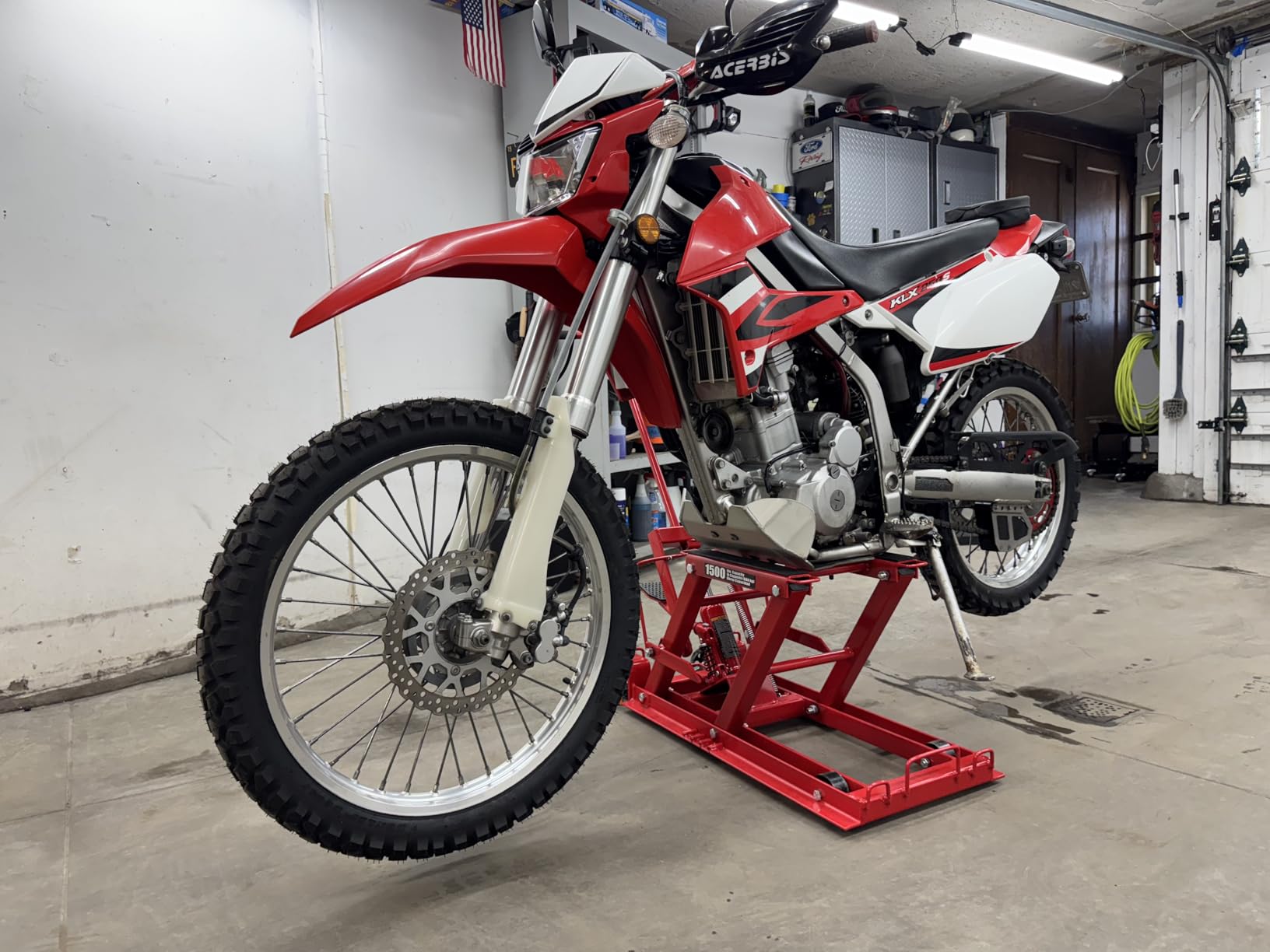 Big RED Hydraulic Motorcycle Lift Jack with 1500LBS Load Capacity, Powersports Lift Table Operated ATV Dirt Bike Scissor Jack Stand, Fit for Motorcycle UTV Snowmobile, Red, T64017 customer photo 1