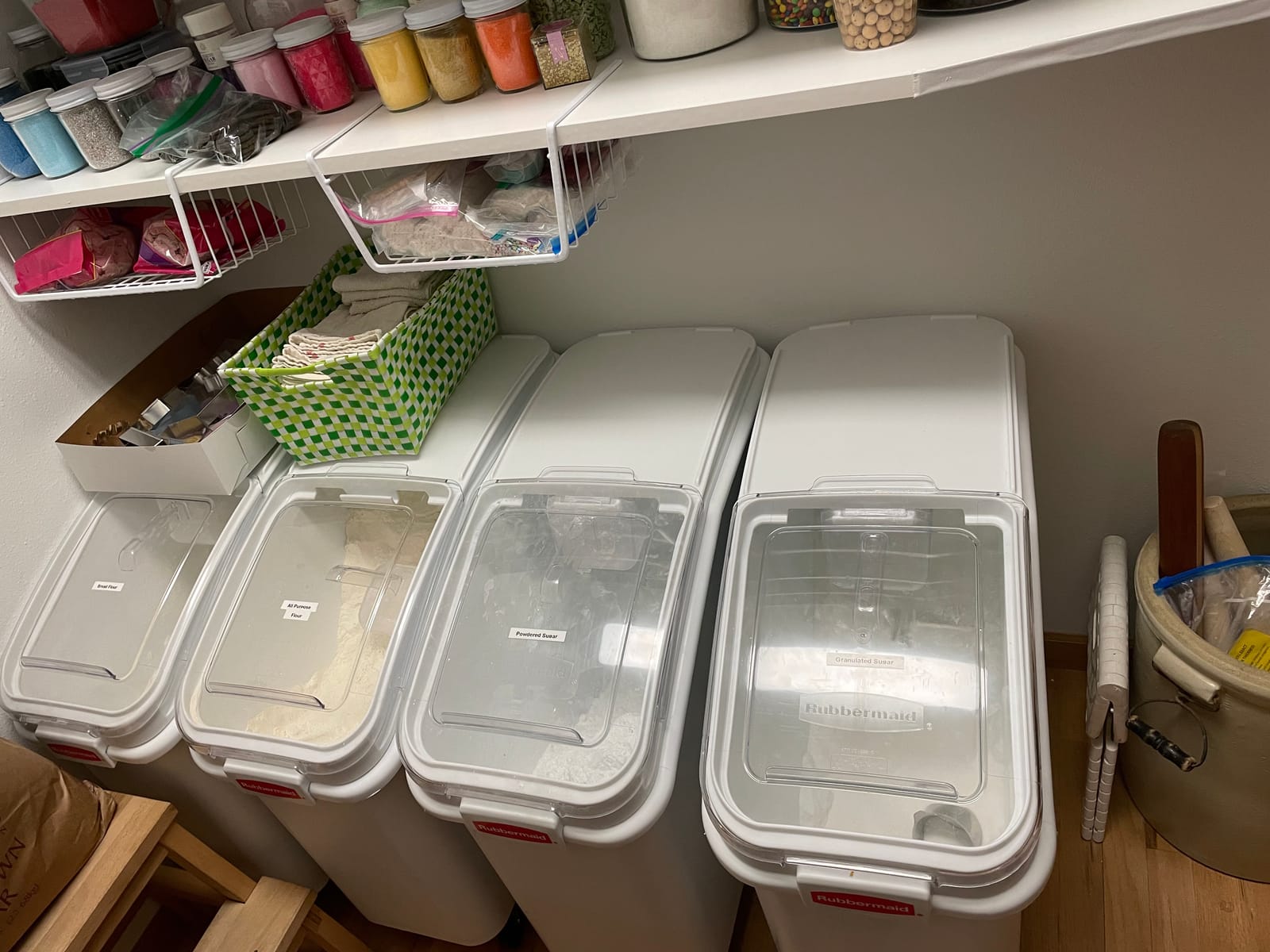 Rubbermaid Commercial Products ProSave Shelf-Storage Ingredient Bin With Scoop, 600-Cup capacity, Plastic, White, Sliding Lid, Container with Wheels for Kitchen/Restaurant Food Organization customer photo 1