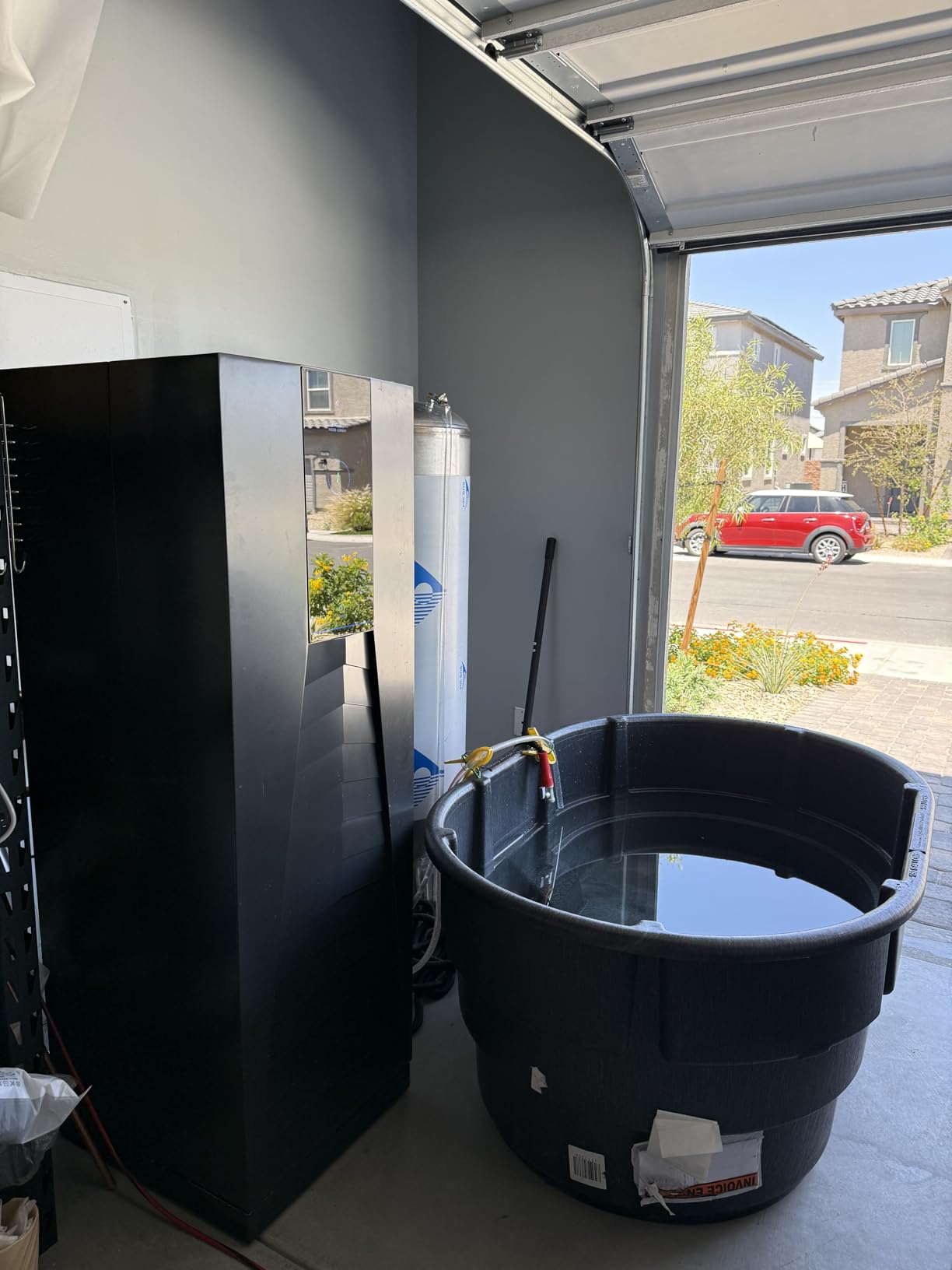 Rubbermaid Commercial Products Stock Tank 300-Gallons Structural Foam Heavy Duty Container for Livestock/Animal/Cattle Feed & Water Outdoor Homemade Pool/Hot Tub/Bathtub & Pet Cleaning/Dog Wash customer photo 2