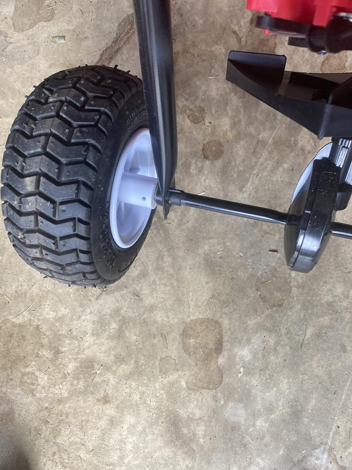EarthWay 2030P-Plus 65 LB (29 KG) Capacity Commercial Walk-Behind Broadcast Spreader customer photo 1