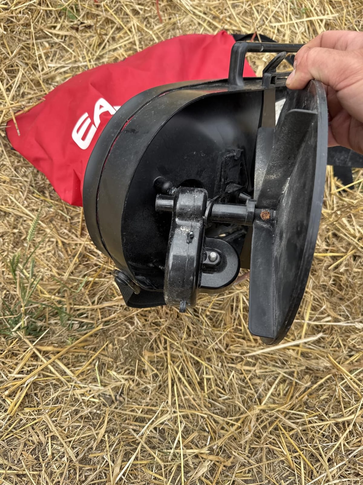 EarthWay Products 2750 25lb Nylon Bag Seeder Spreader - Red, Durable, Water Resistant, Food Plot Equipment, Seed Spreader, Grass Seeder Made for Hunters, Farmers, Gardeners, Lawn Maintenance customer photo 1