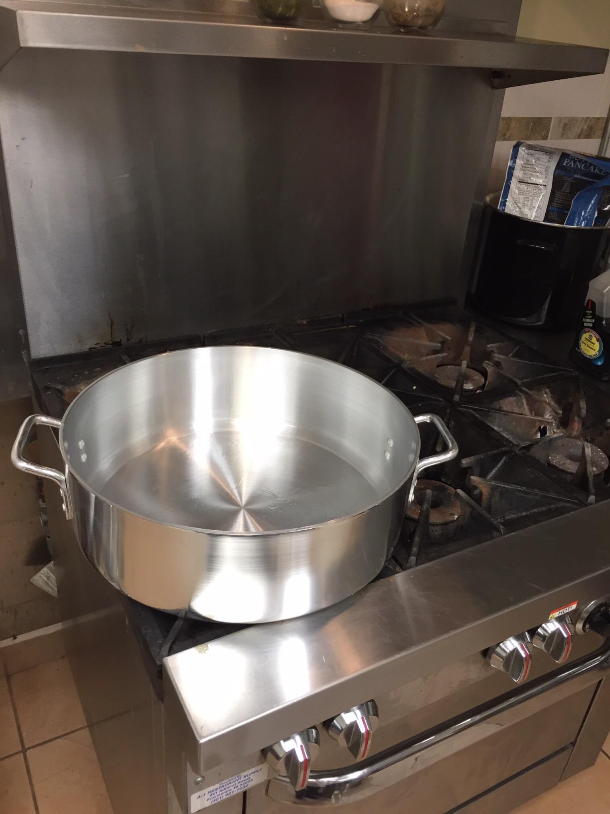 Thunder Group ALSKBP008 Brazier Pot, 40 quart capacity, with cover, 6 mm thick, extra heavy, flat bottom, aluminum, mirror-finish, NSF customer photo 1