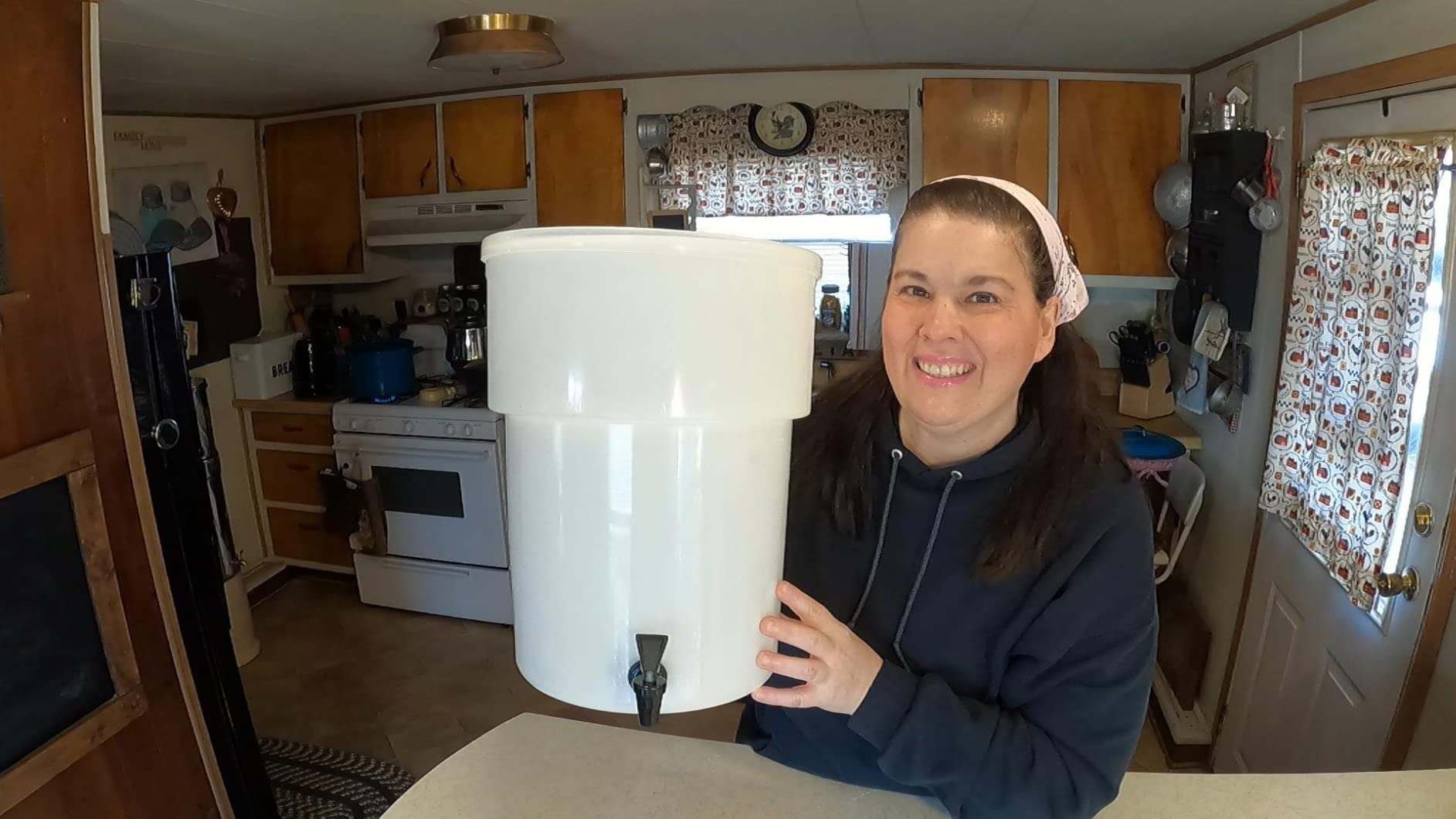 Carlisle FoodService Products Round Beverage Dispenser Drink Dispenser with Spigot for Catering, Plastic, 5 Gallons, White customer photo 1