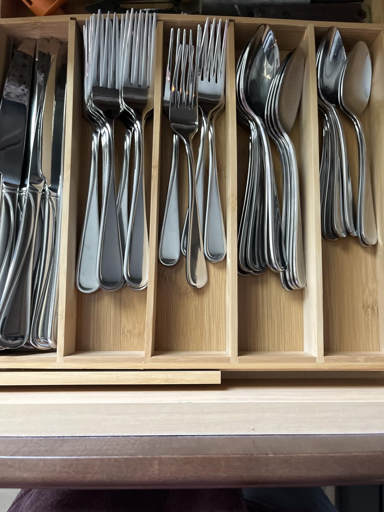 Oneida Silverware Set For 12, Flight 65-Piece Everyday Flatware Set with Serving Utensils, Service For 12, 18/0 Stainless Steel, Mirror Finish, Dishwasher Safe, Light Weight, Dining (Silver, 65 Piece) customer photo 1