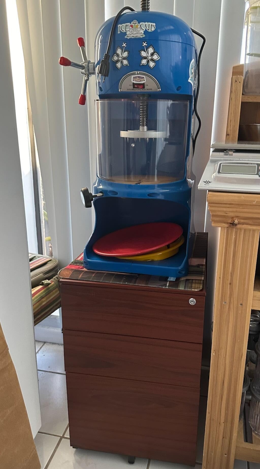 Great Northern Popcorn Company Premium Quality Ice Cub Shaved Ice Machine Commercial Ice Shaver, Blue, 1/3 hp, 6057 Ice Cub Shaver customer photo 1