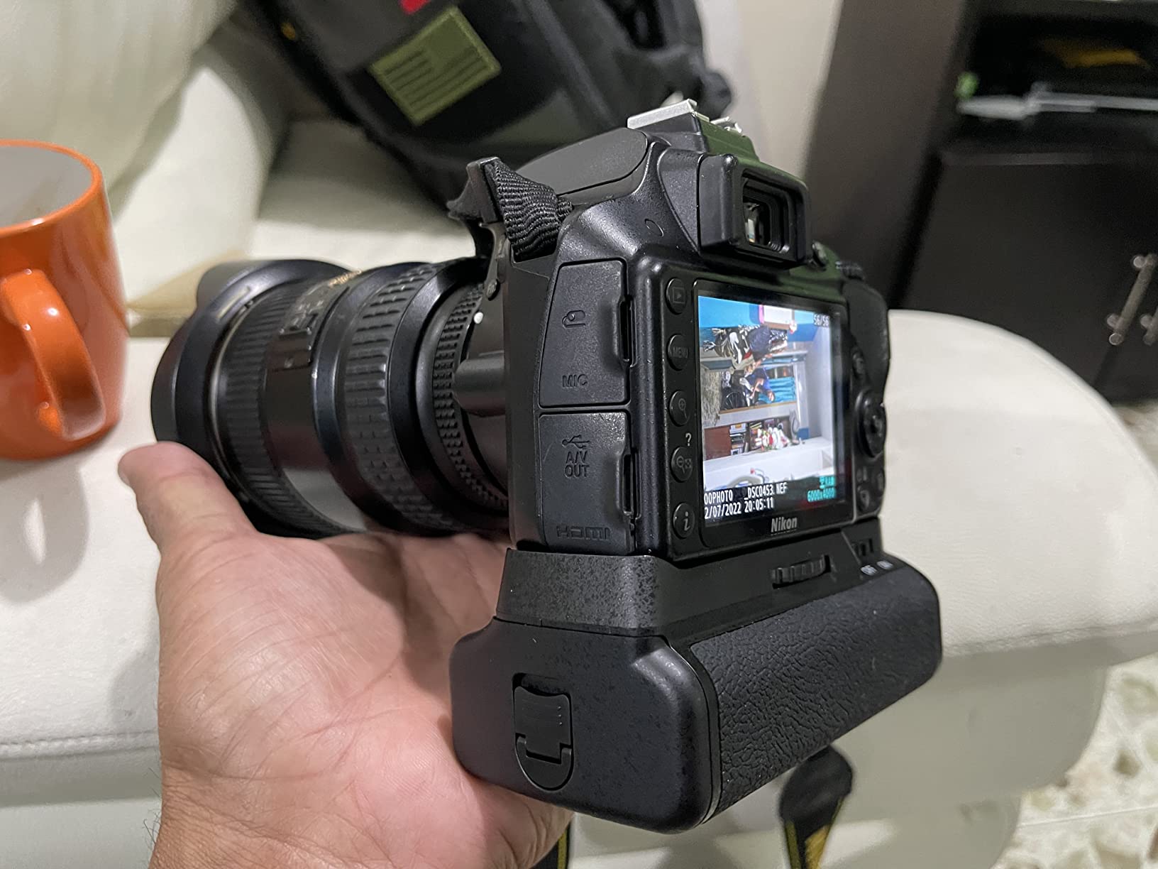 Neewer Professional Vertical Battery Grip Replacement for Nikon D3100/D3200/D3300/D5300 SLR Digital Camera, Works with 1 or 2 Pieces EN-EL14 Batteries customer photo 2