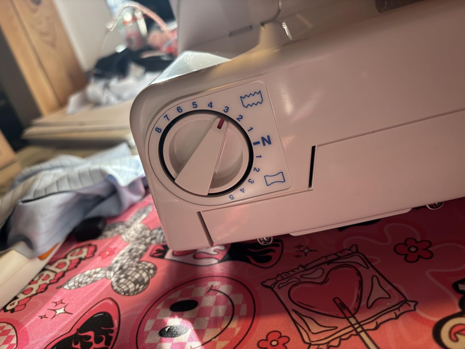 Juki, MO-50E, 3 or 4 Thread Serger, Lay In Tensions, Adjustable Differential Feed, Built In Rolled Hem, Automatic Lower Looper Threader, Retractable Upper Knife (MO-50E/UL) customer photo 2