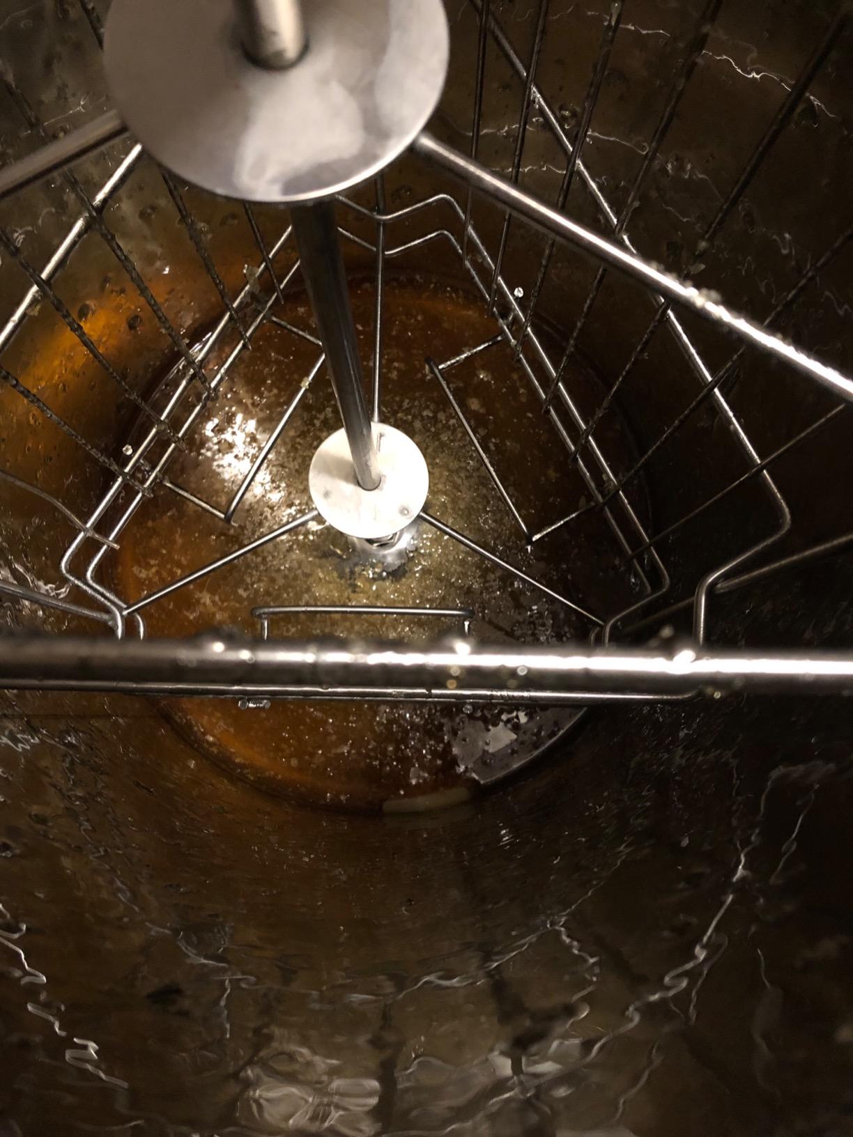 VIVO Honey Extractor 2 Frame Rack, Food Grade Stainless Steel Honey Processing Equipment, Manual Crank Honeycomb Drum Spinner with Transparent Lid, BEE-V002 customer photo 2