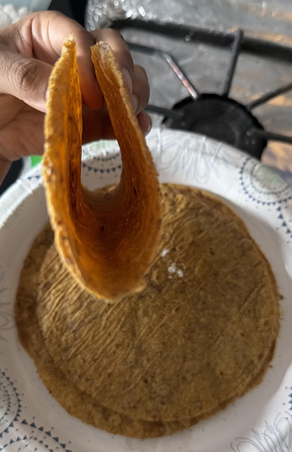 Victoria 8 Inches Cast Iron Tortilla Press, Roti Maker and Tortilladora, Pataconera Seasoned with Flaxseed Oil, Made in Colombia, Traditional Style, Black customer photo 1