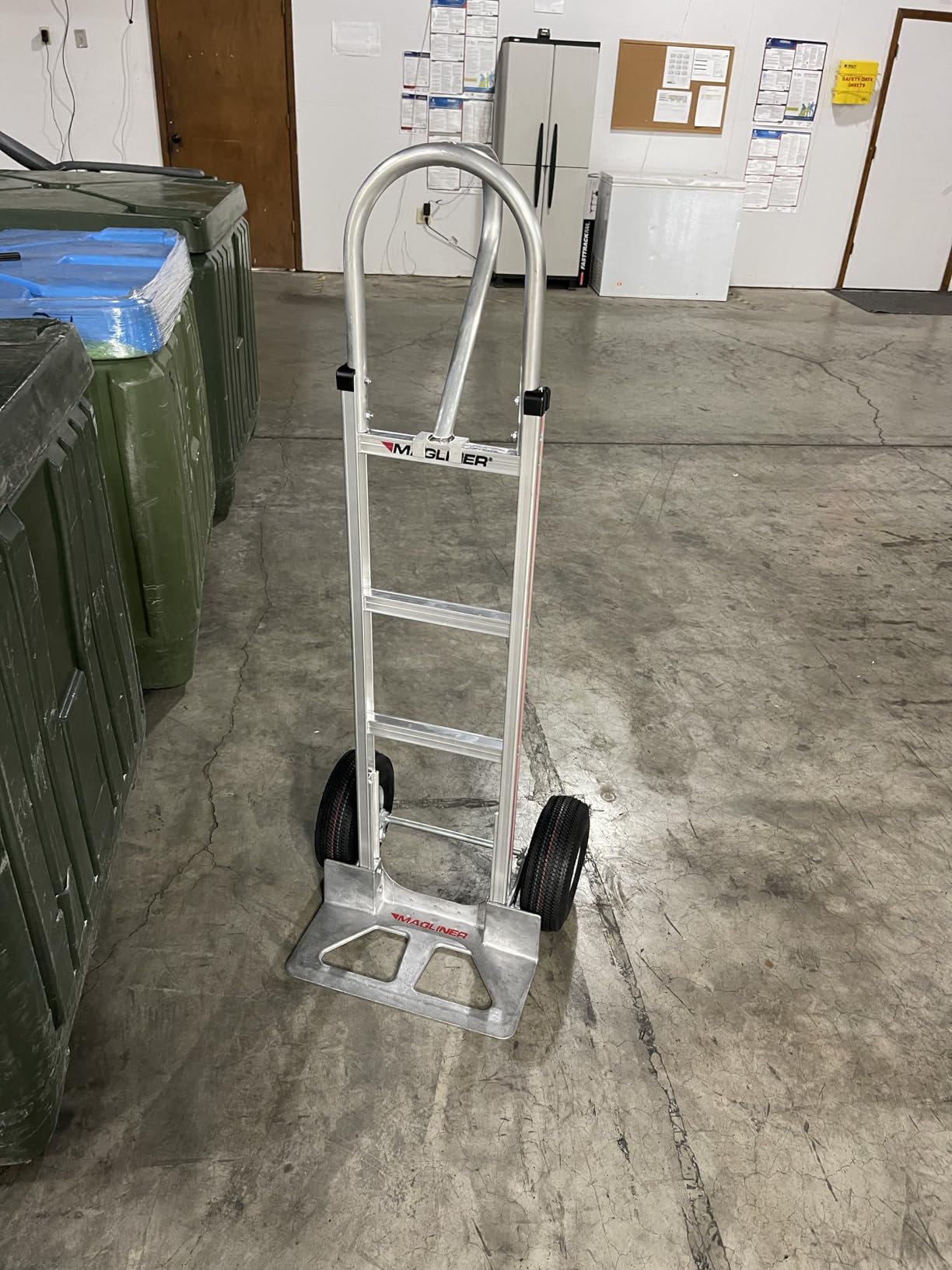 Magliner HMK53CUA45 Aluminum Hand Truck, Curved Back Frame, 500 lb Capacity customer photo 1