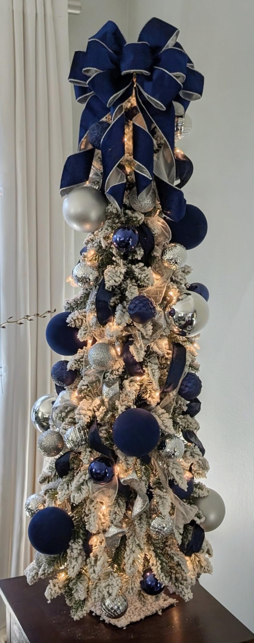 National Tree Company 3ft Pre-Lit Flocked Downswept Christmas Forestree | 50 Clear Lights, 198 Tips, Mini Artificial Christmas Tree, Metal Plate Base, Green customer photo 2