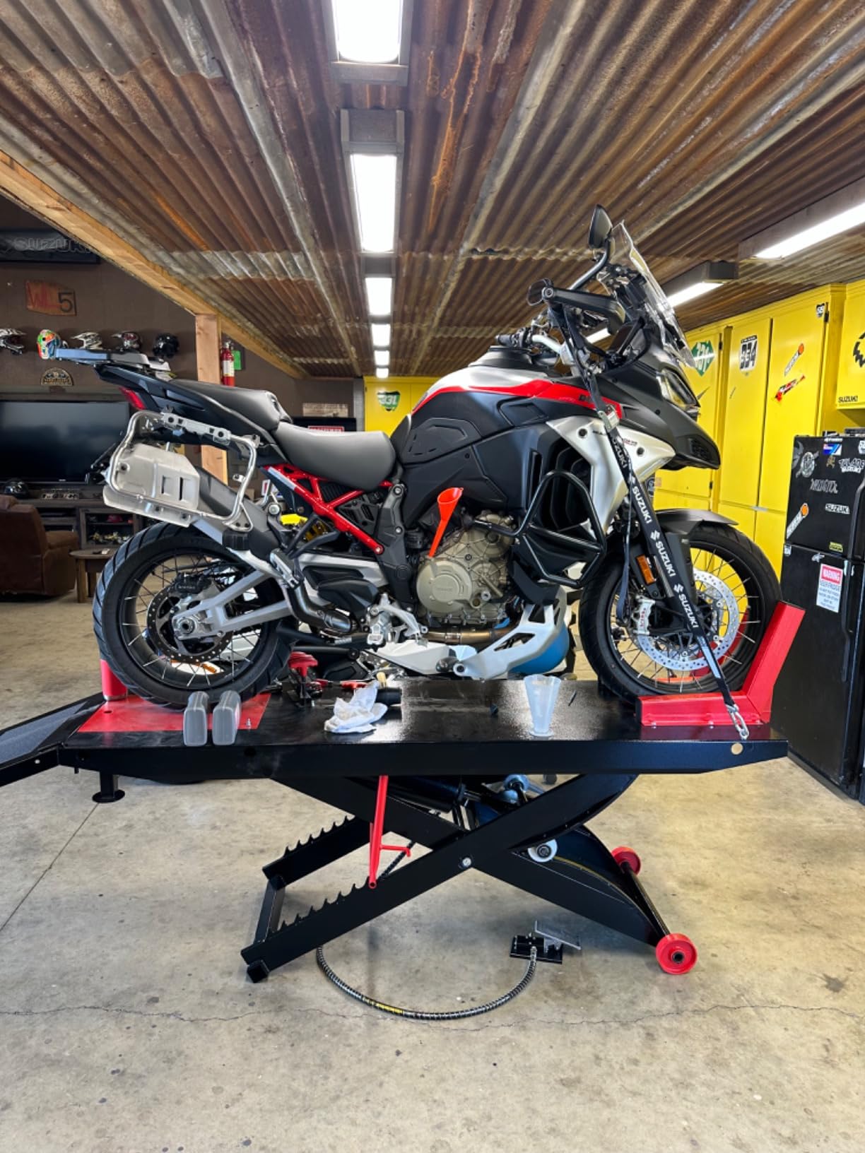 Black Widow Motorcycle Lift Table, Pneumatic, 1,500 lb, ProLift, 31.25