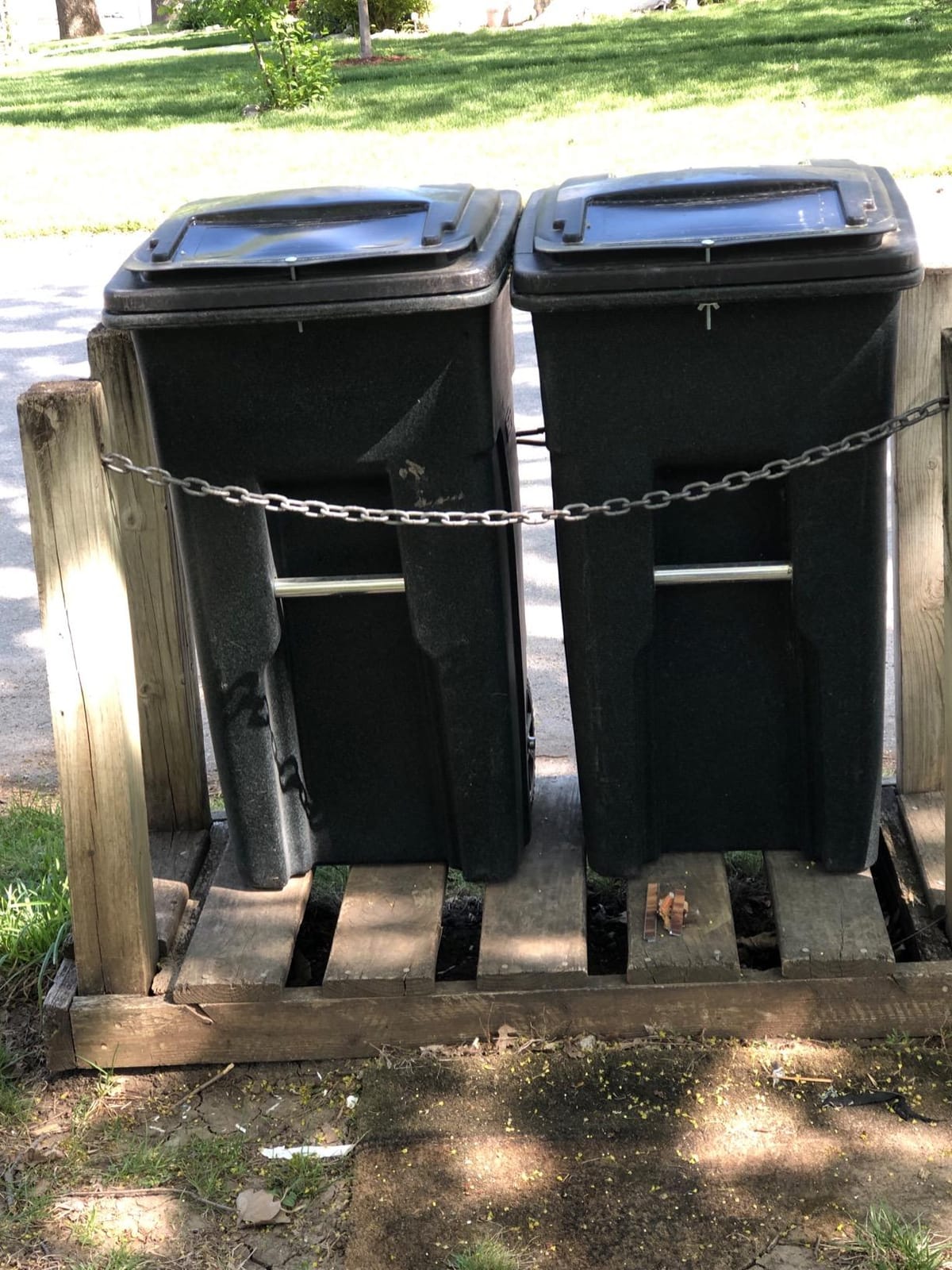 Toter 79296-R1200 96 Gallon Black Trash Can with Wheels and Attached Lid customer photo 2