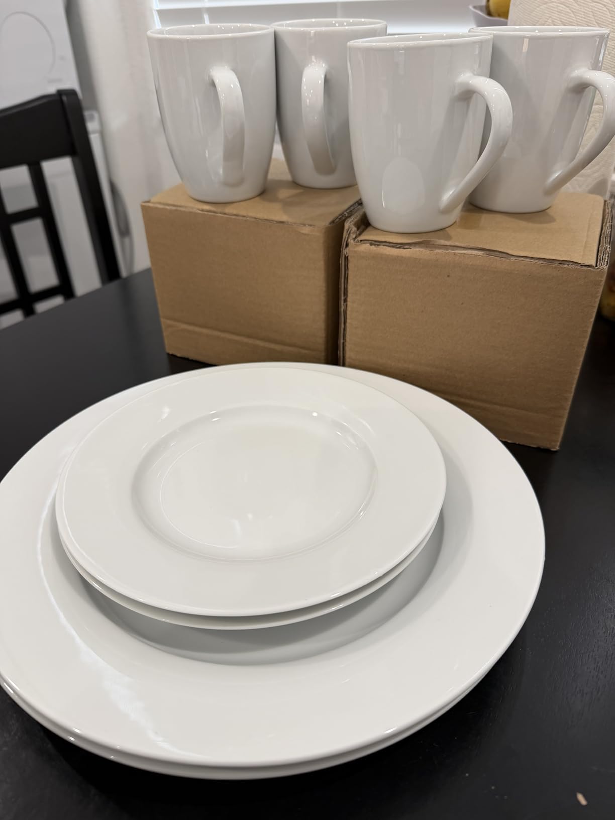 Amazon Basics 16-Piece Porcelain Dinnerware Set, Microwave and Dishwasher Safe, Service for 4, Plates, Bowls and Mugs, White customer photo 1