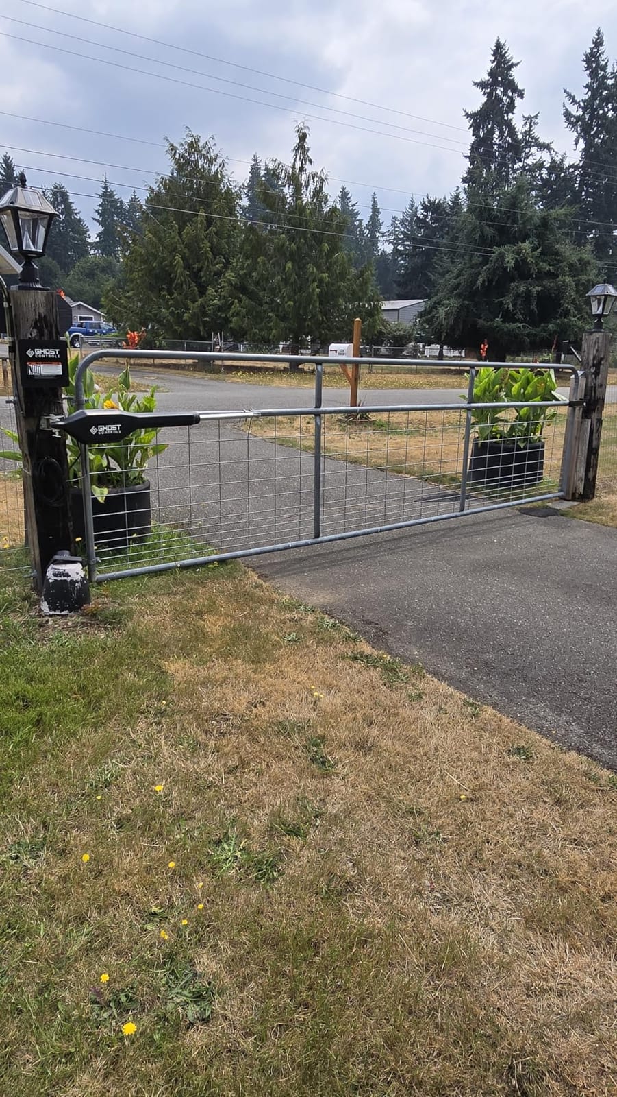 GHOST CONTROLS Solar Heavy-Duty Automatic Gate Opener Kit for Driveway Swing Gates - Model TSS1XP customer photo 1