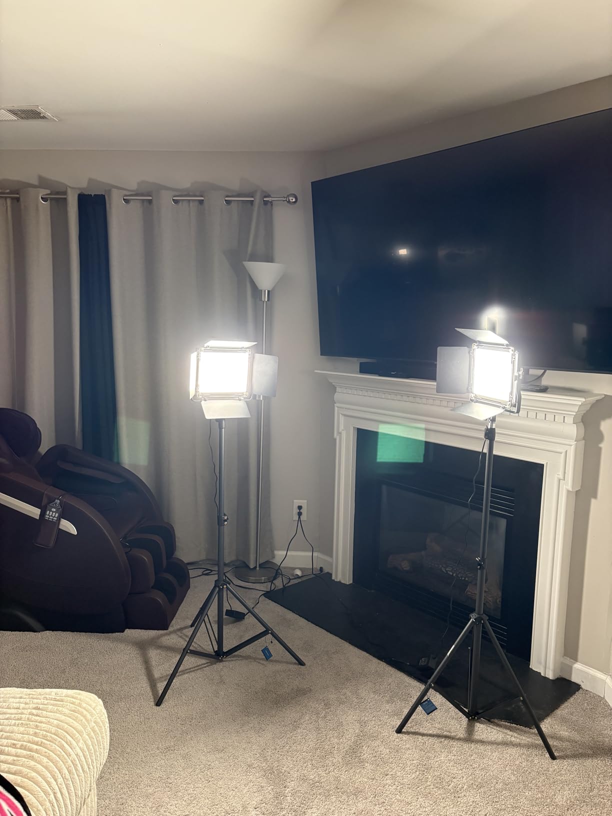 NEEWER 2 Pack Bi Color 660 LED Video Light and Stand Kit: (2) 3200-5600K CRI 96+ Dimmable Light with U Bracket and Barndoor, (2) 75 inches Light Stand for Studio Photography, Video Recording (Black) customer photo 2