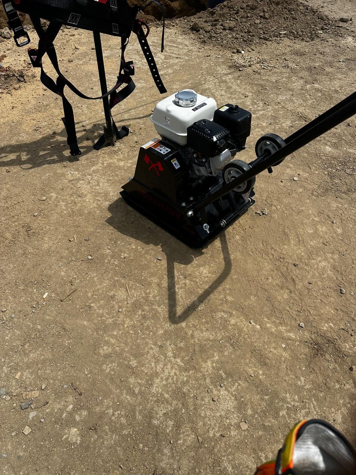 Tomahawk 5.5 HP Honda Vibratory Plate Compactor Tamper for Ground, Gravel, Dirt, Asphalt, Compaction GX160 Engine customer photo 1