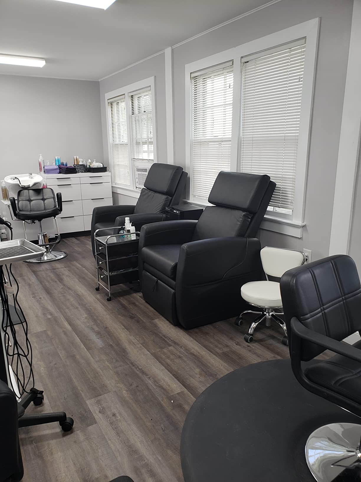MAYAKOBA Salon Nail Pedicure Stool Pedicure Chair Dayton Black Pneumatic, Adjustable, Rolling Salon Furniture & Equipment customer photo 2