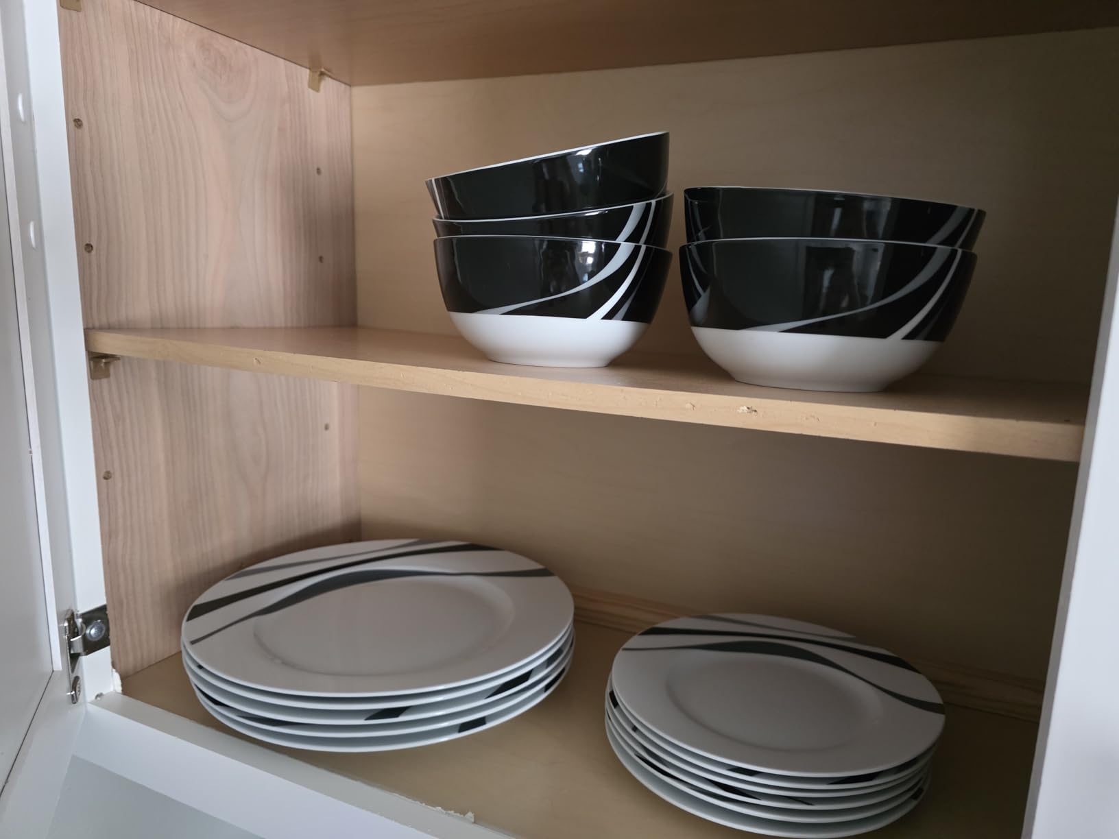 Amazon Basics 18-Piece Complete Kitchen Dinnerware Set, Microwave and Dishwasher Safe, Plates, Dishes, Bowls for Everyday Use, Service for 6, White Porcelain Coupe customer photo 1