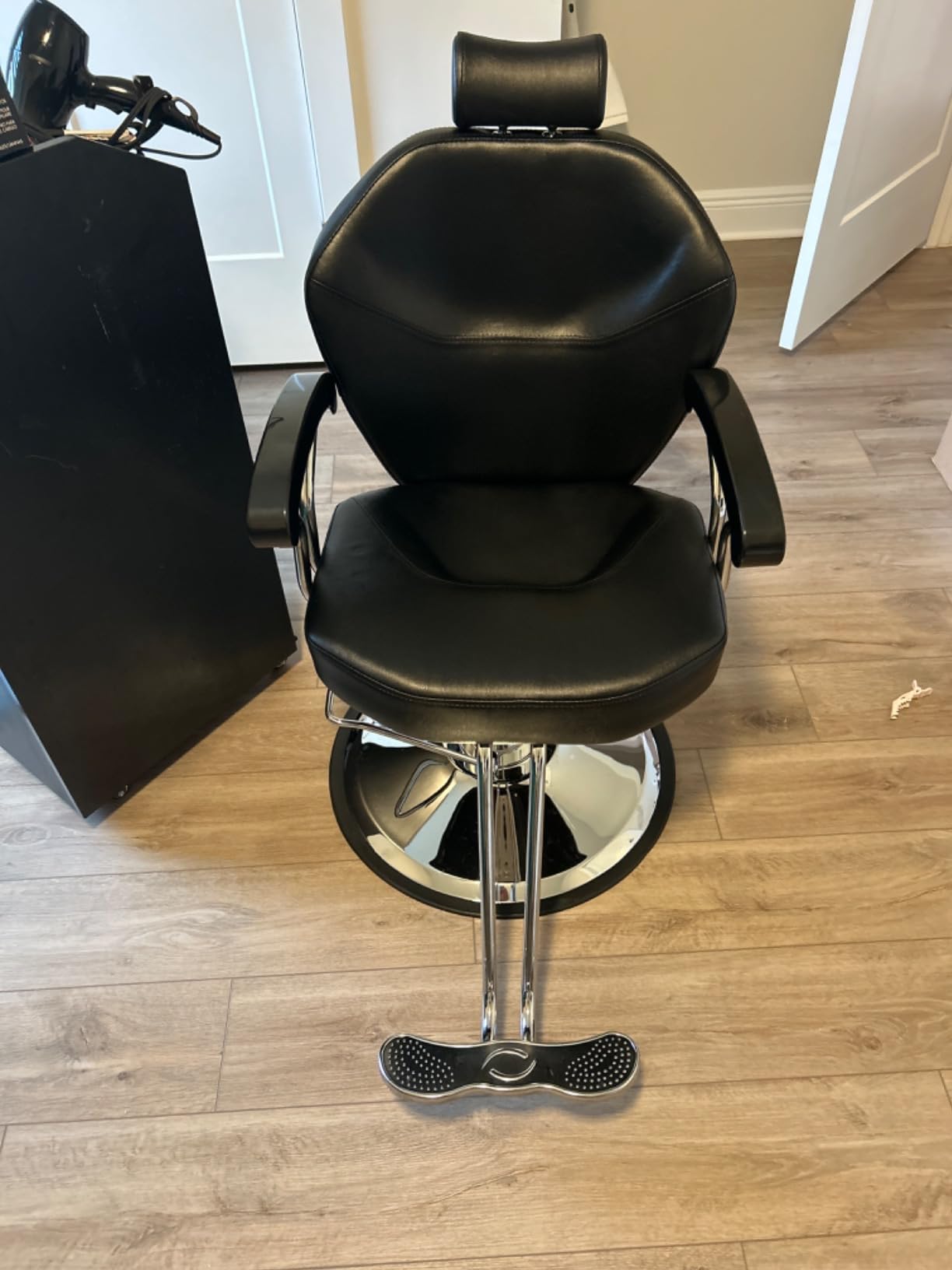 Artist hand Professional Barber Chair, Hydraulic Reclining Salon Chair | Heavy Duty Hydraulic Pump, Multi-functional, 360° Swivel, Adjustable Height, 20 Inch Wide Seat, Tattoo & Beauty Spa Equipment customer photo 1
