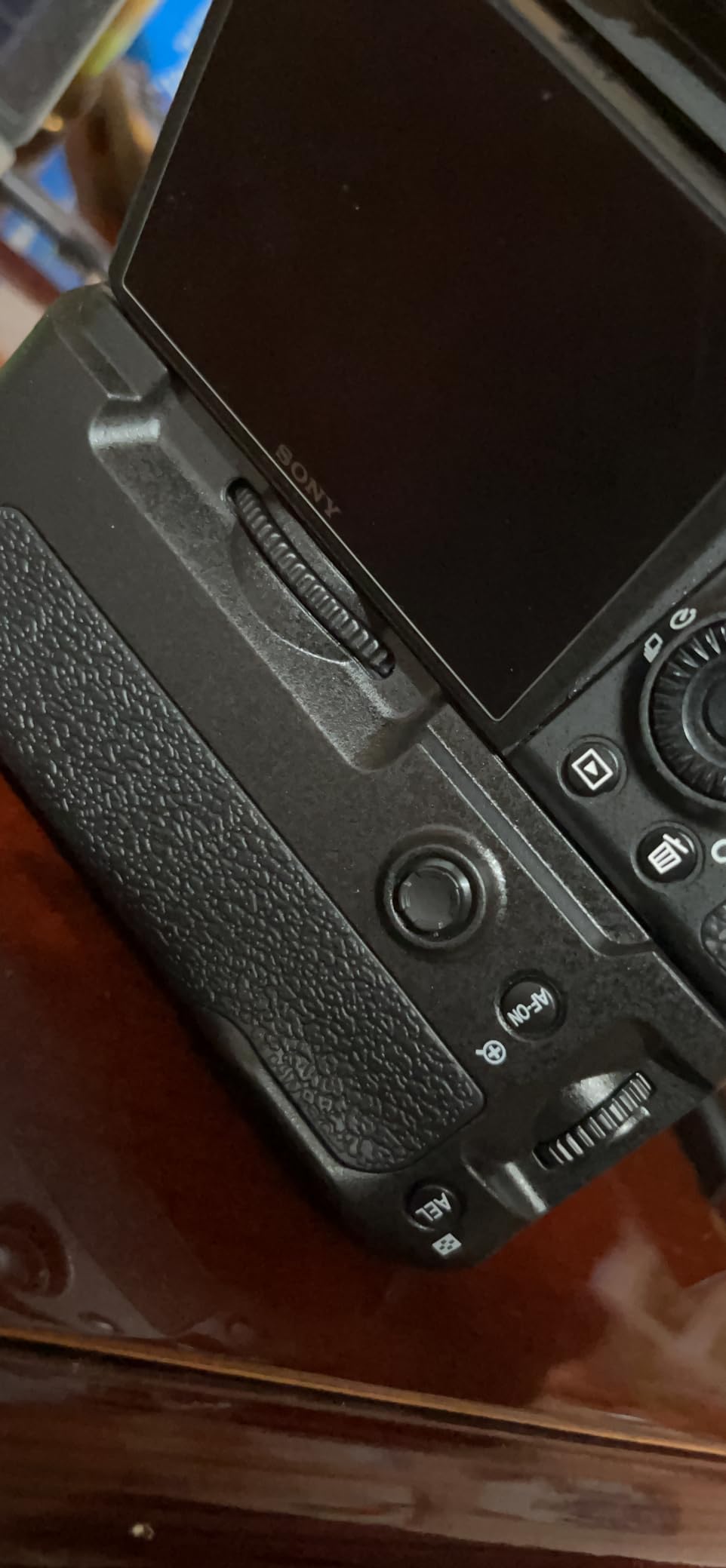 NEEWER Vertical Battery Grip Replacement for VG-C3EM, ONLY Compatible with Sony A9 A7III A7RIII Camera and NP-FZ100(Battery Not Included) customer photo 1