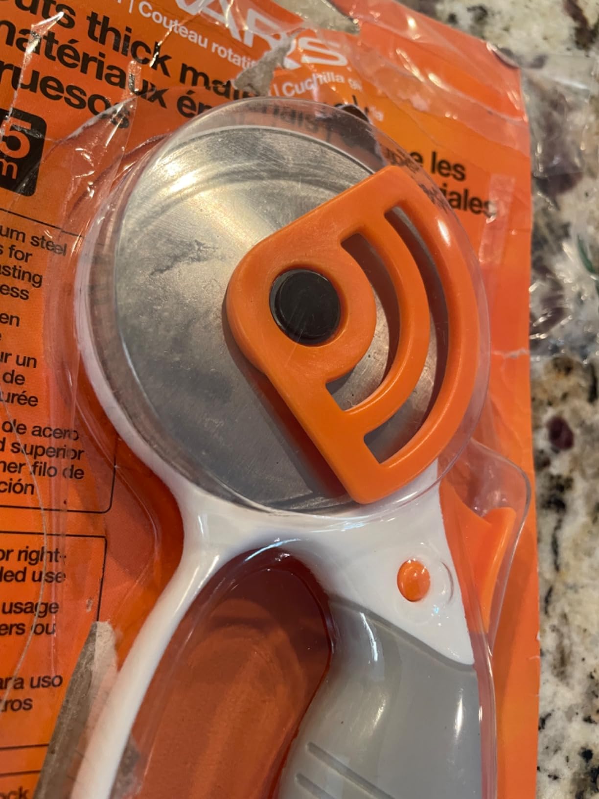 Fiskars 65mm Comfort Loop Heavy-Duty Rotary Cutter for Fabric & Sewing | Curved Loop Design for Comfort, SoftGrip Handle, Cut a Variety of Thick Materials, Premium Steel for Long-Lasting Sharpness customer photo 1