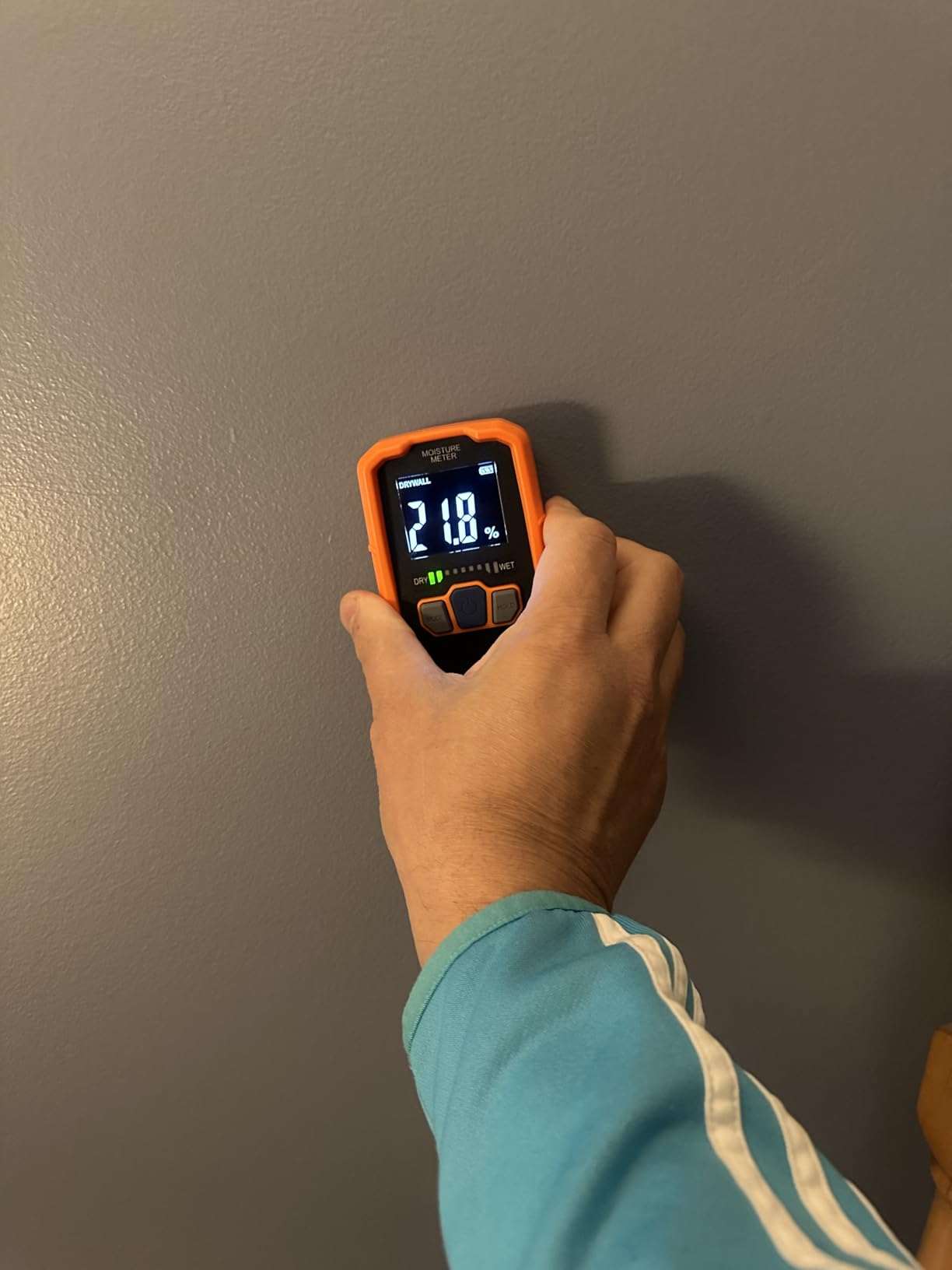 Klein Tools ET140 Pinless Moisture Meter for Non-Destructive Moisture Detection in Drywall, Wood, and Masonry; Detects up to 3/4-Inch Below Surface customer photo 2
