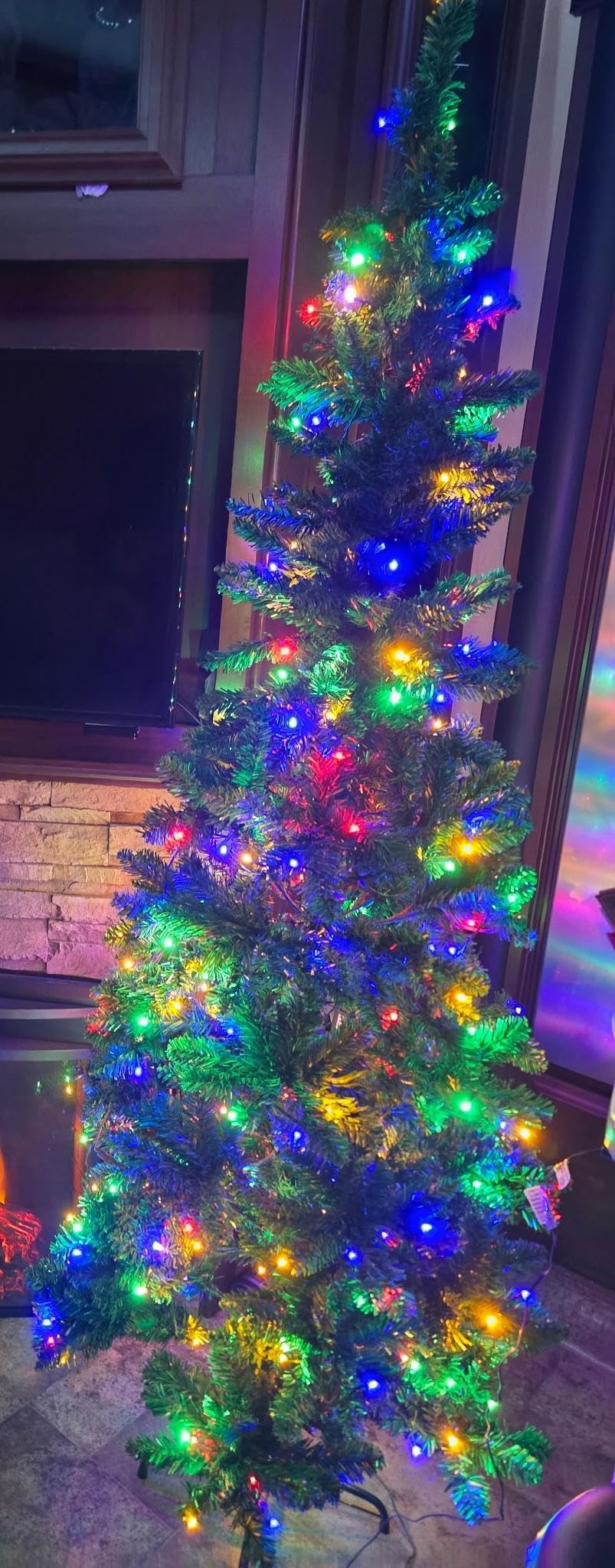 Goplus 6.5FT Prelit Pencil Christmas Tree, Premium Hinged Fir Tree, with 250 LED Lights and Solid Metal Stand, Easy Assemble, Ideal Xmas Decor for Home and Office customer photo 1