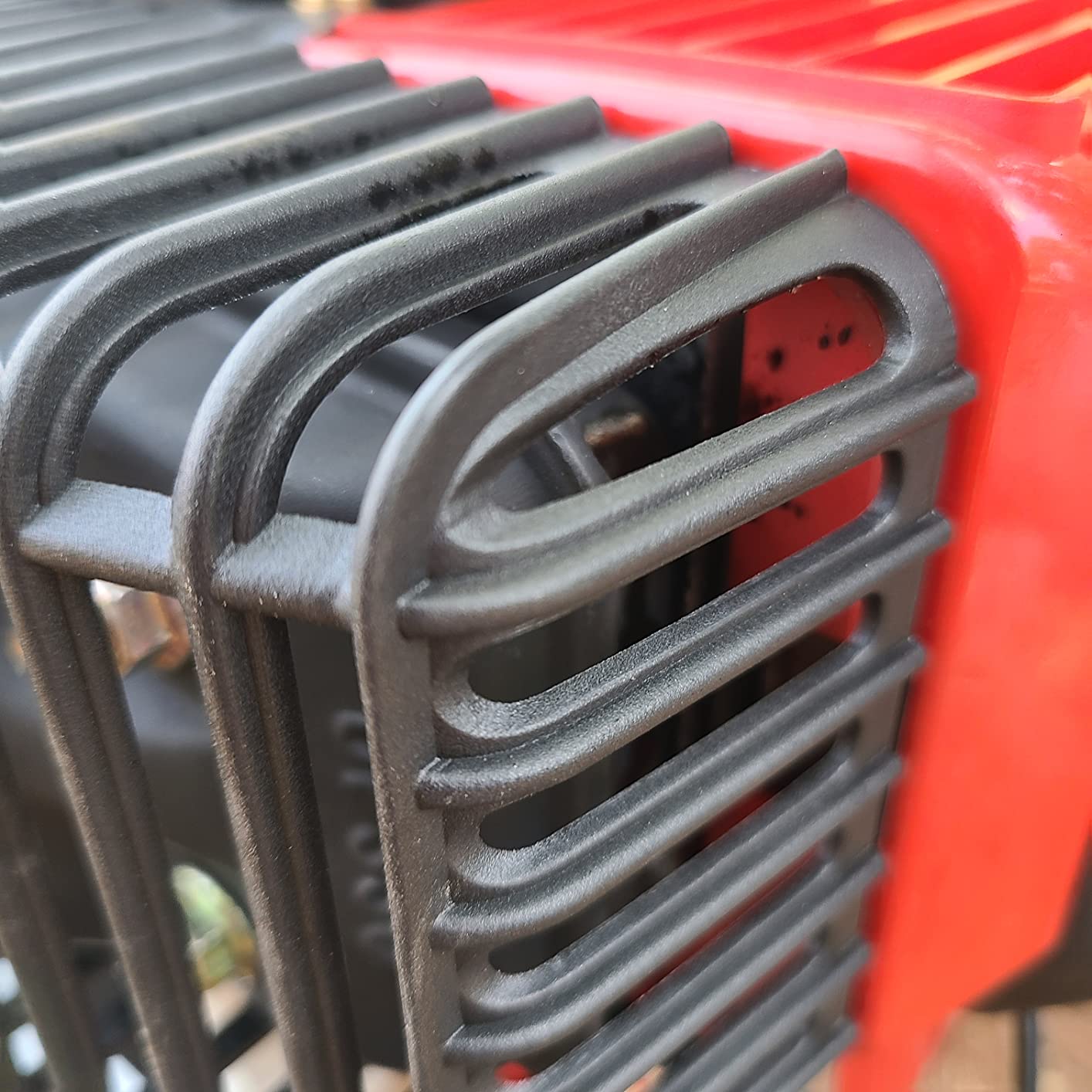 Earthquake E43 1-Person Earth Auger Powerhead, 43cc 2-Cycle Viper Engine, 30:1 Transmission, 5 Year Limited Warranty, Red or Black Auger Bit customer photo 2