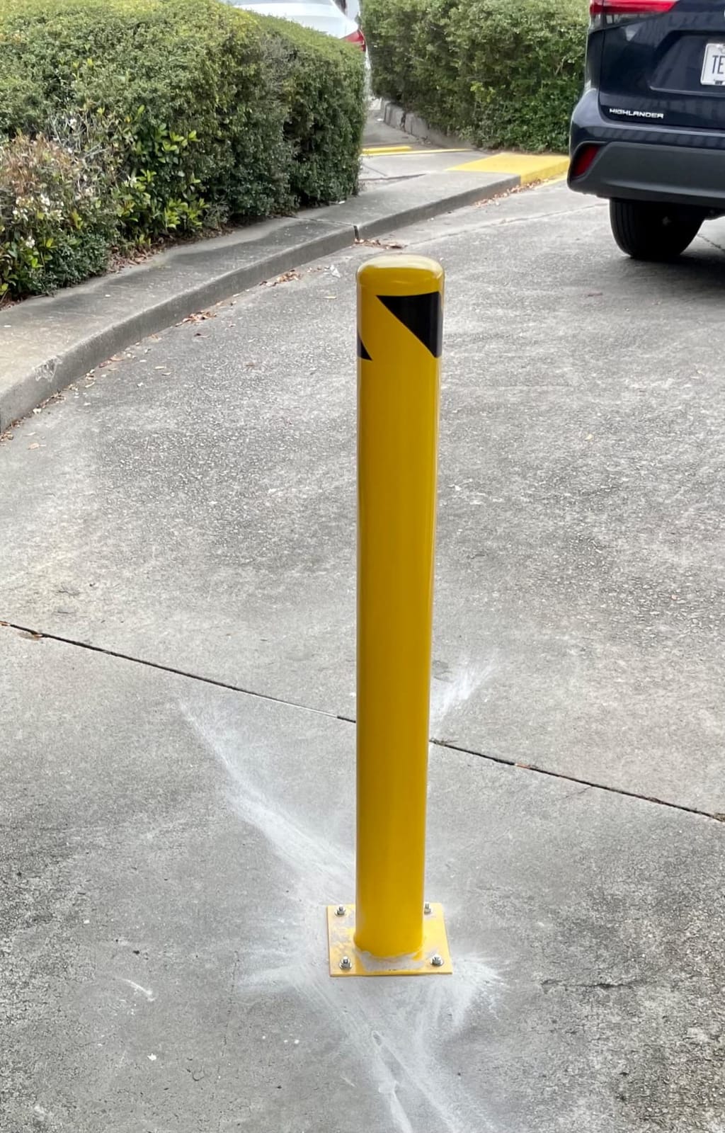 BestEquip Safety Bollard 42-4.5 Safety Barrier Bollard 4-1/2 OD 42 Height Yellow Powder Coat Pipe Steel Safety Barrier with 4 Free Anchor Bolts for Traffic-Sensitive Area customer photo 1