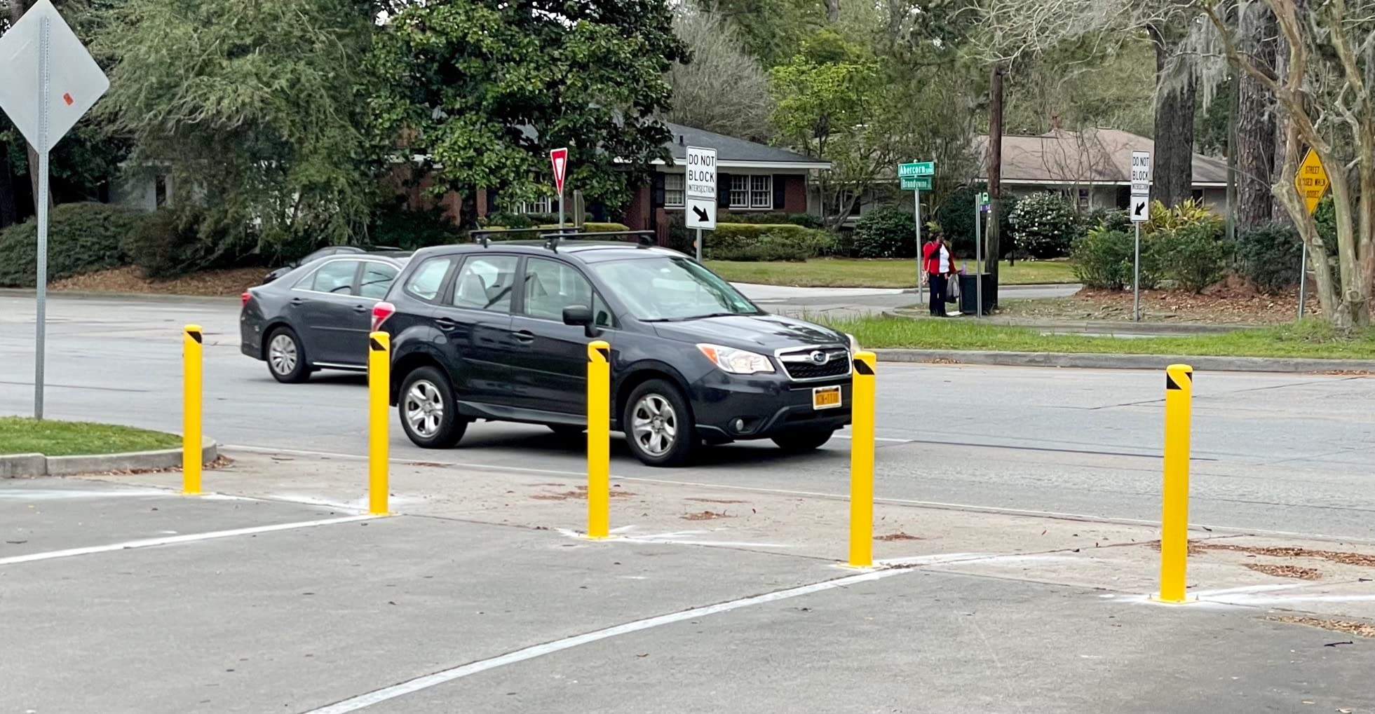 BestEquip Safety Bollard 42-4.5 Safety Barrier Bollard 4-1/2 OD 42 Height Yellow Powder Coat Pipe Steel Safety Barrier with 4 Free Anchor Bolts for Traffic-Sensitive Area customer photo 2