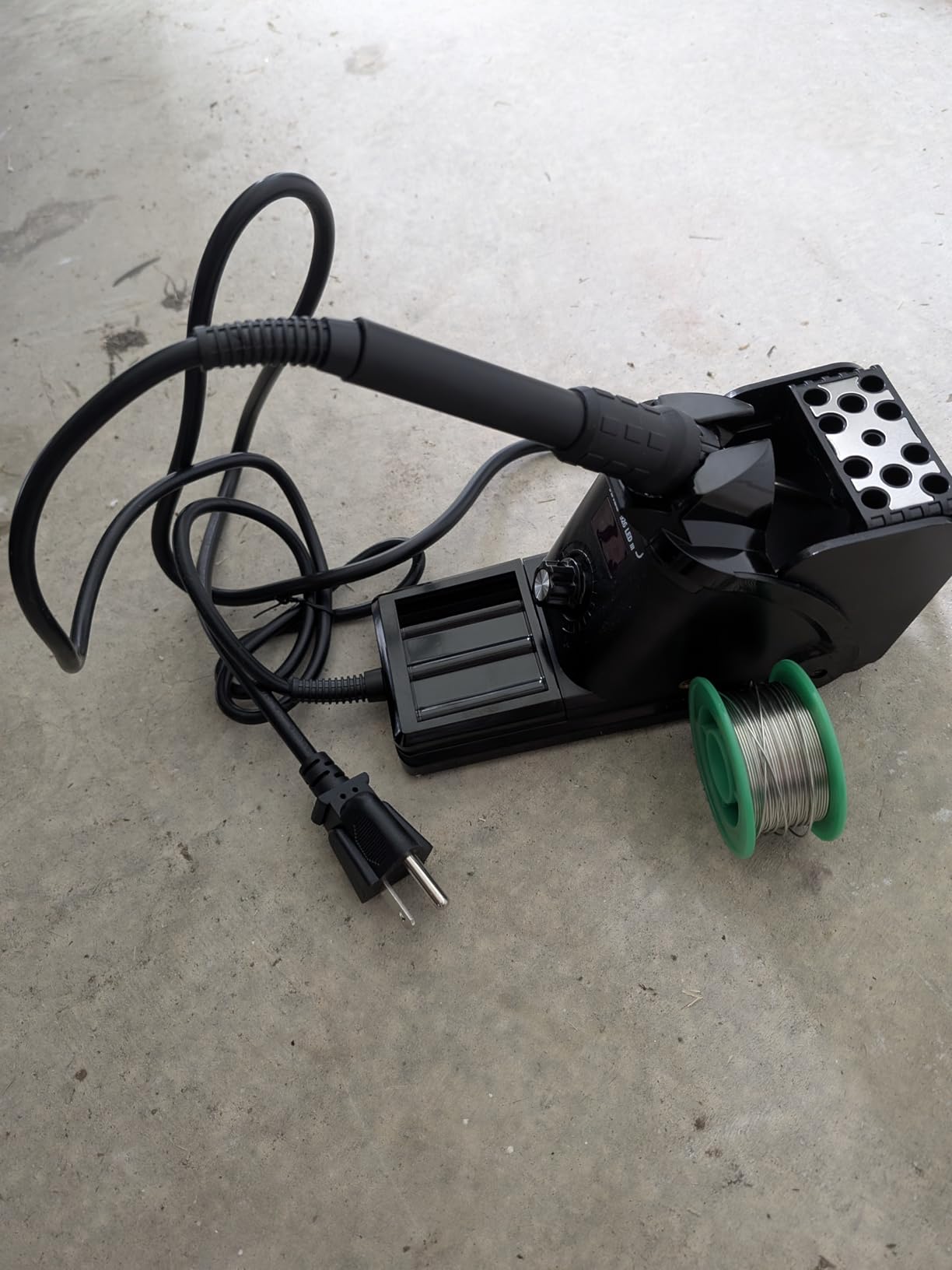 YIHUA 926 III 60W Digital Display Soldering Iron Station Kit w 2 Helping Hands, 6 Extra Iron Tips, Lead-Free Solder, Solder Sucker, S/S Tweezers, °C/ºF Conversion, Auto Sleep & Calibration Support customer photo 2