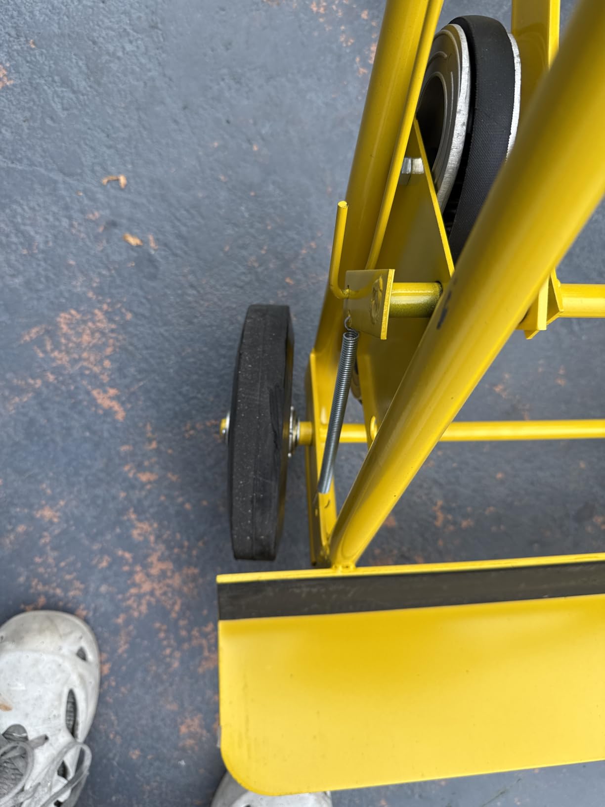 Strongway Industrial Hand Truck, 1200-Lb Capacity Heavy-Duty Appliance Dolly, Convertible 2 or 4 Wheel Design, 8-Inch Rubberized Wheels with Auto-Rewind Ratchet Belt, Model 67969 customer photo 1