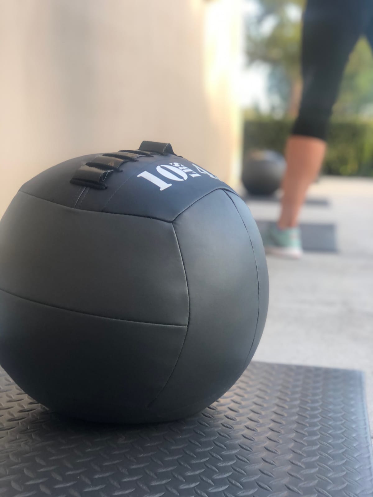 Wall Ball - Medicine Ball for Slamming-Surface Non-Slip Material-Exercise Ball Set for Crossfit-Plyometrics-Core Training and Cross Training Lunge, and Partner Toss(10/14/16/20/25lbs) customer photo 1