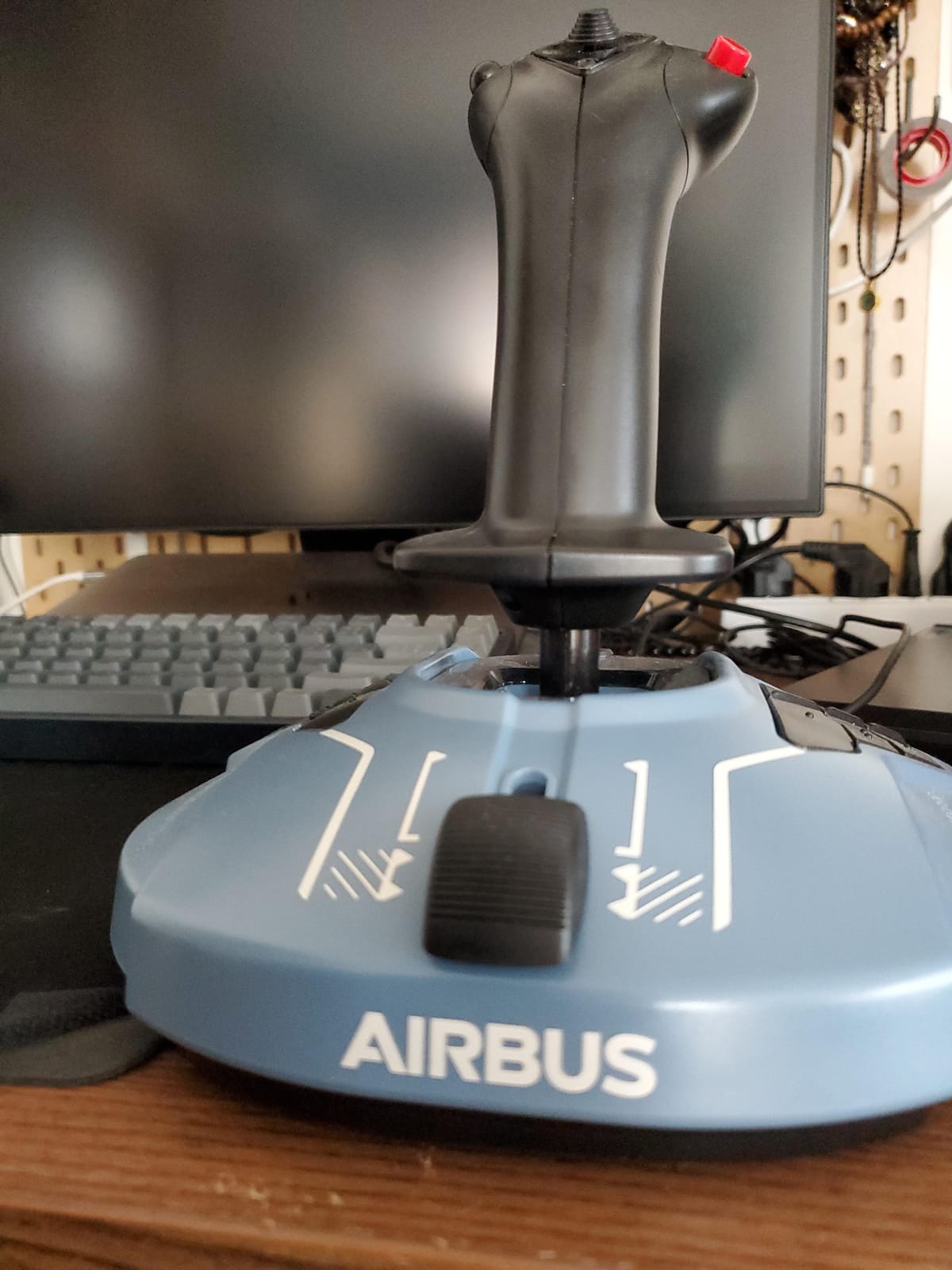 Thrustmaster TCA Quadrant Add-On Airbus Edition Control Panel - PC | 15 functions, flaps & speed brake, landing gear, trim, autobrake, 2 axes, 10 buttons, magnetic sensors, non-slip feet customer photo 2
