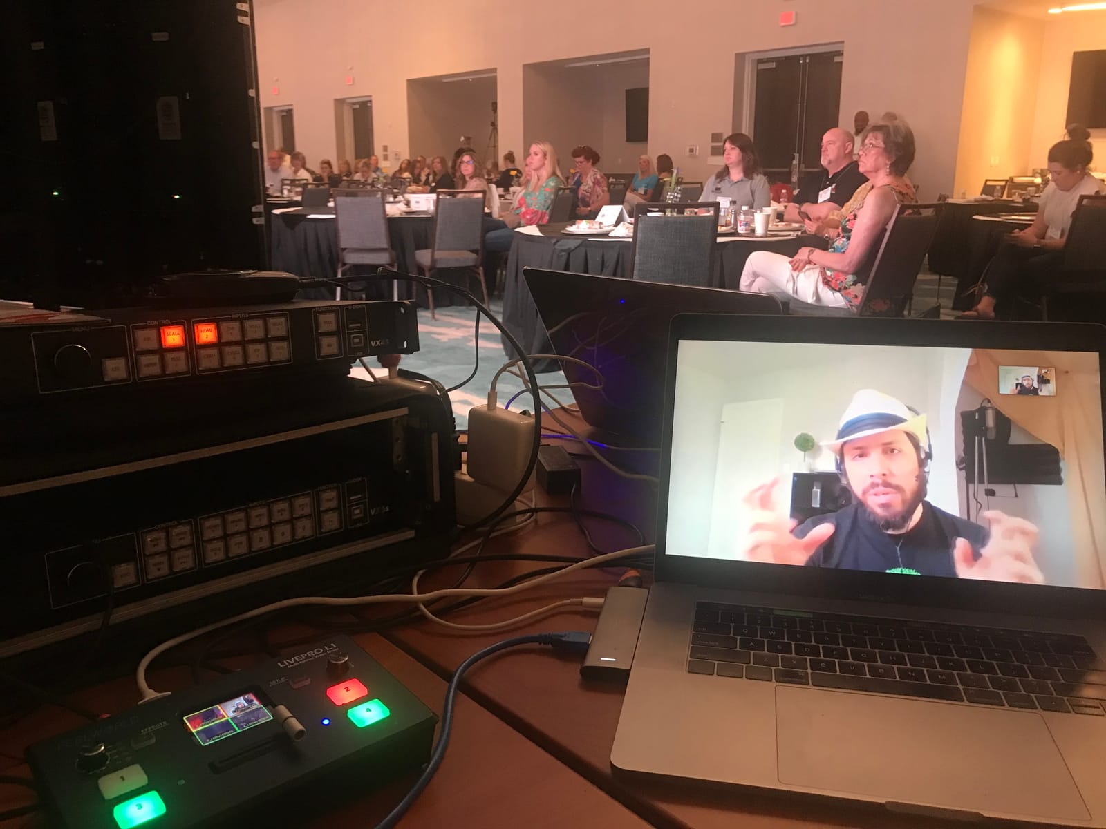 FEELWORLD LIVEPRO L1 V1 4X HDMI 1x SDI Multi Camera Video Mixer Switcher | 2