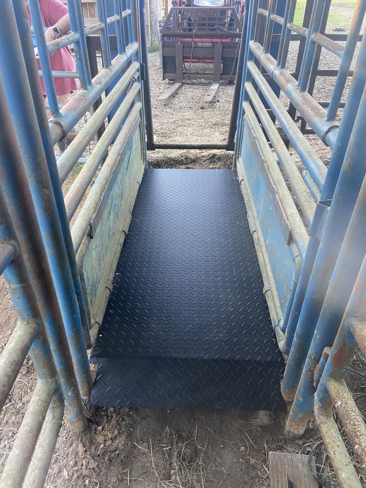 PEC Livestock Scale - Cattle Alleyway Scales with Two Ramps, Animal Weighing Equipment with Large-Sized Animals, 4000x0.5lbs / 86x30 inch customer photo 2