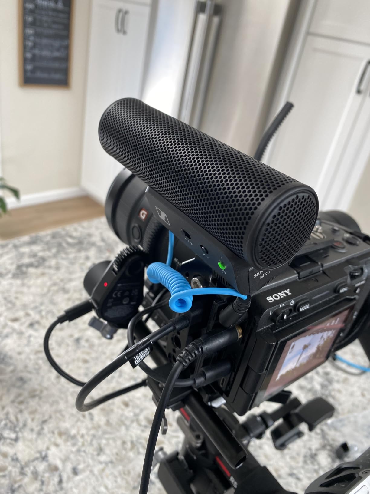 SENNHEISER Professional MKE 400 Directional On-Camera Shotgun Microphone with 3.5mm TRS and TRRS Connectors customer photo 2