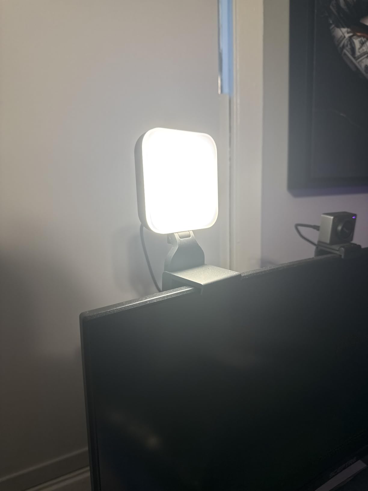 Logitech for Creators Litra Glow Premium LED Streaming Light - Graphite | Computer lighting for video conferencing, Zoom meetings, adjustable mount, desktop app control for PC/Mac customer photo 1