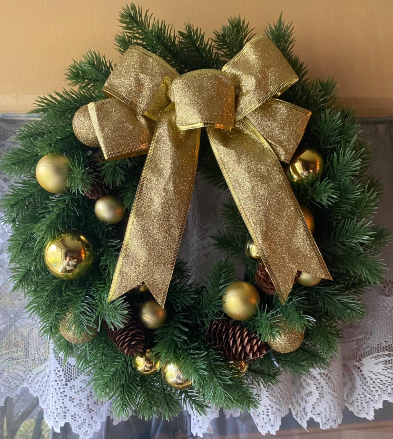 Lighted Christmas Wreath with Metal Hanger, Pre-lit Xmas Wreath with Large Golden Bow & Balls, Battery Operated with 40 LEDs Lights, for Front Door Gate Wall Christmas Party Decorations customer photo 1