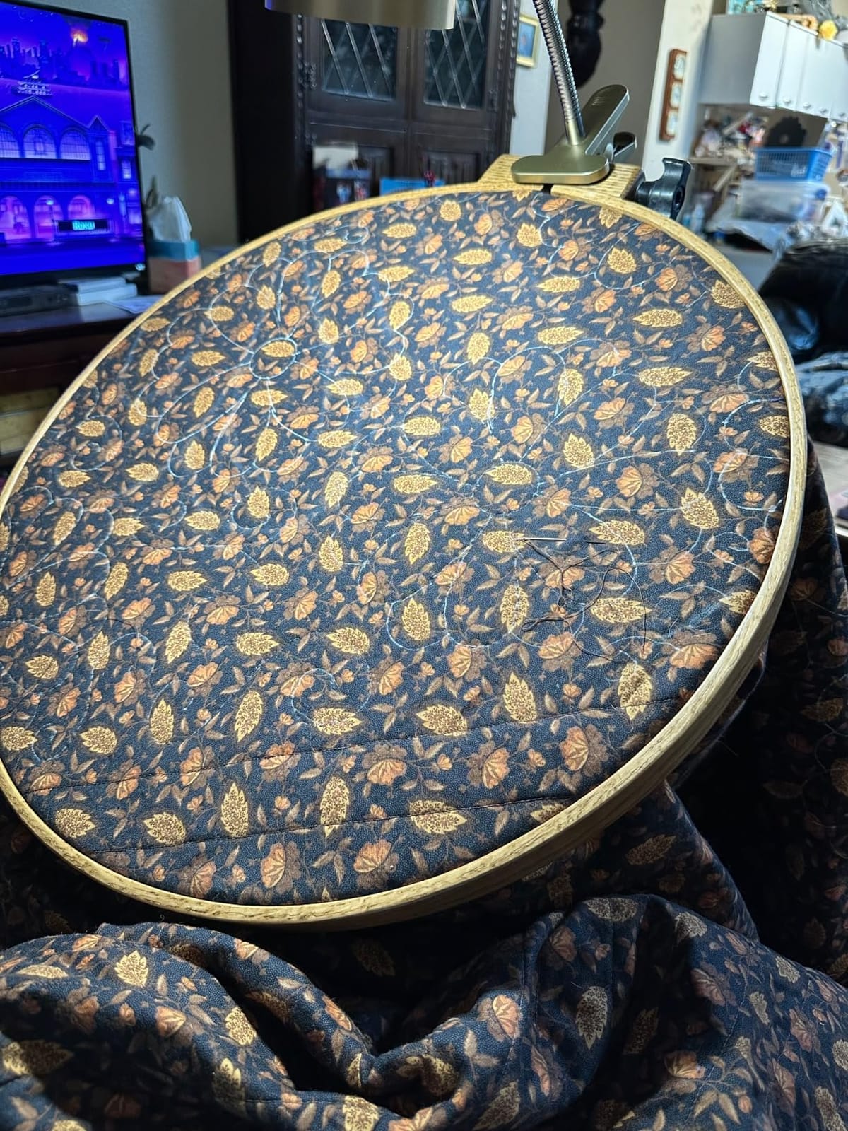 DutchCrafters Solid Oak Wood 22 Inch Round Extra Large Tilting Quilt Hoop with Stand, Quilting Frame for Hand Quilting - Amish Made in America (Medium Walnut) customer photo 1