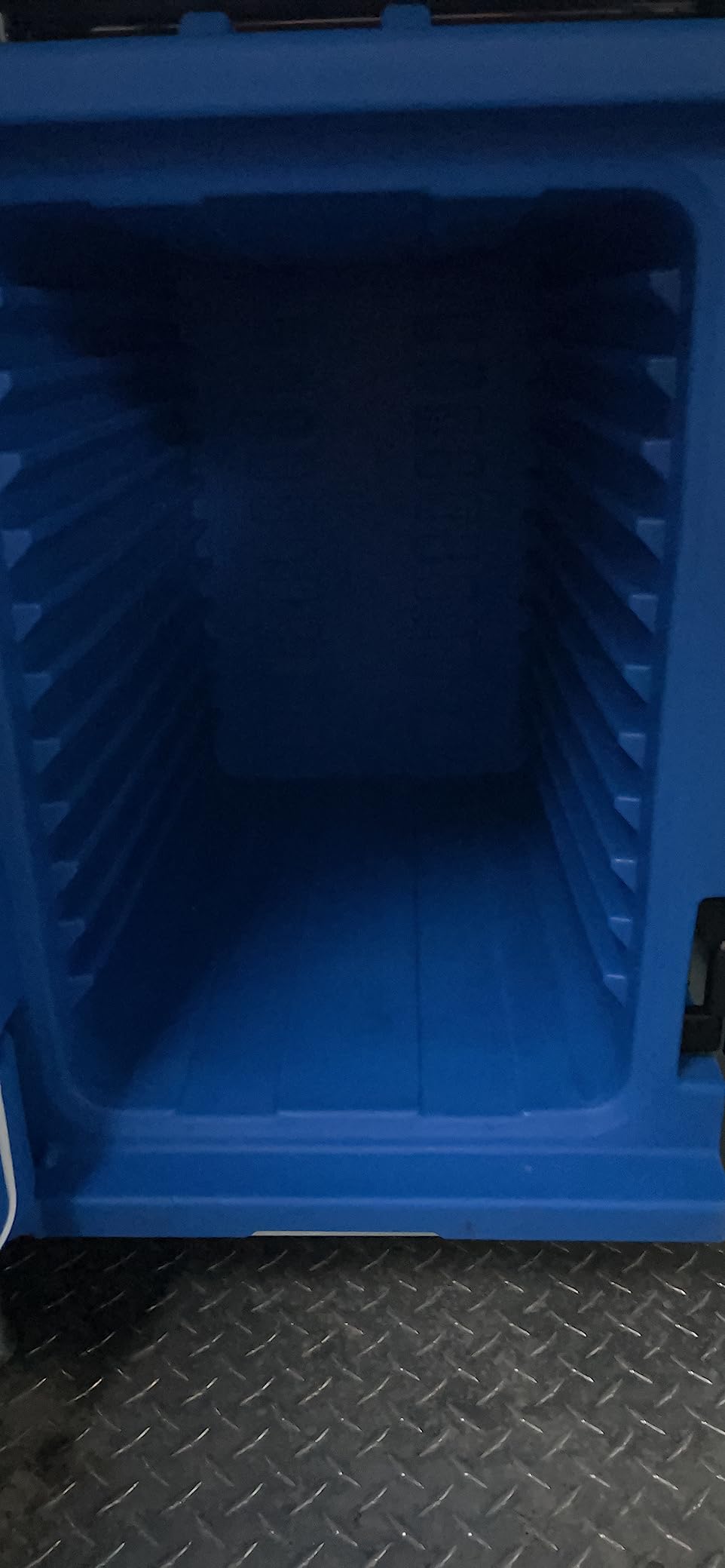 VEVOR Insulated Food Pan Carrier, 95 Qt Hot Box for Catering, LLDPE Food Box Carrier w/Double Buckles, Front Loading Food Warmer w/Handles, Stackable End Loader for Restaurant, Canteen, etc. Black customer photo 2