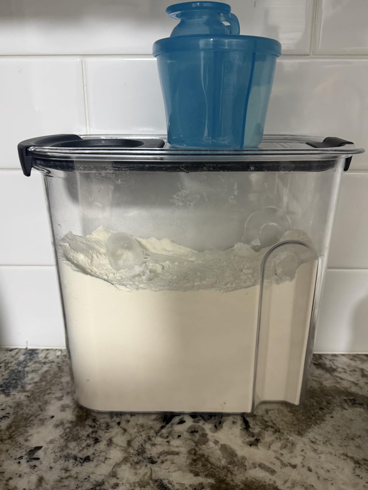 Rubbermaid Brilliance Airtight Cereal Food Storage Container, Shatterproof, BPA-Free and Dishwasher-Safe, 32oz Capacity customer photo 1
