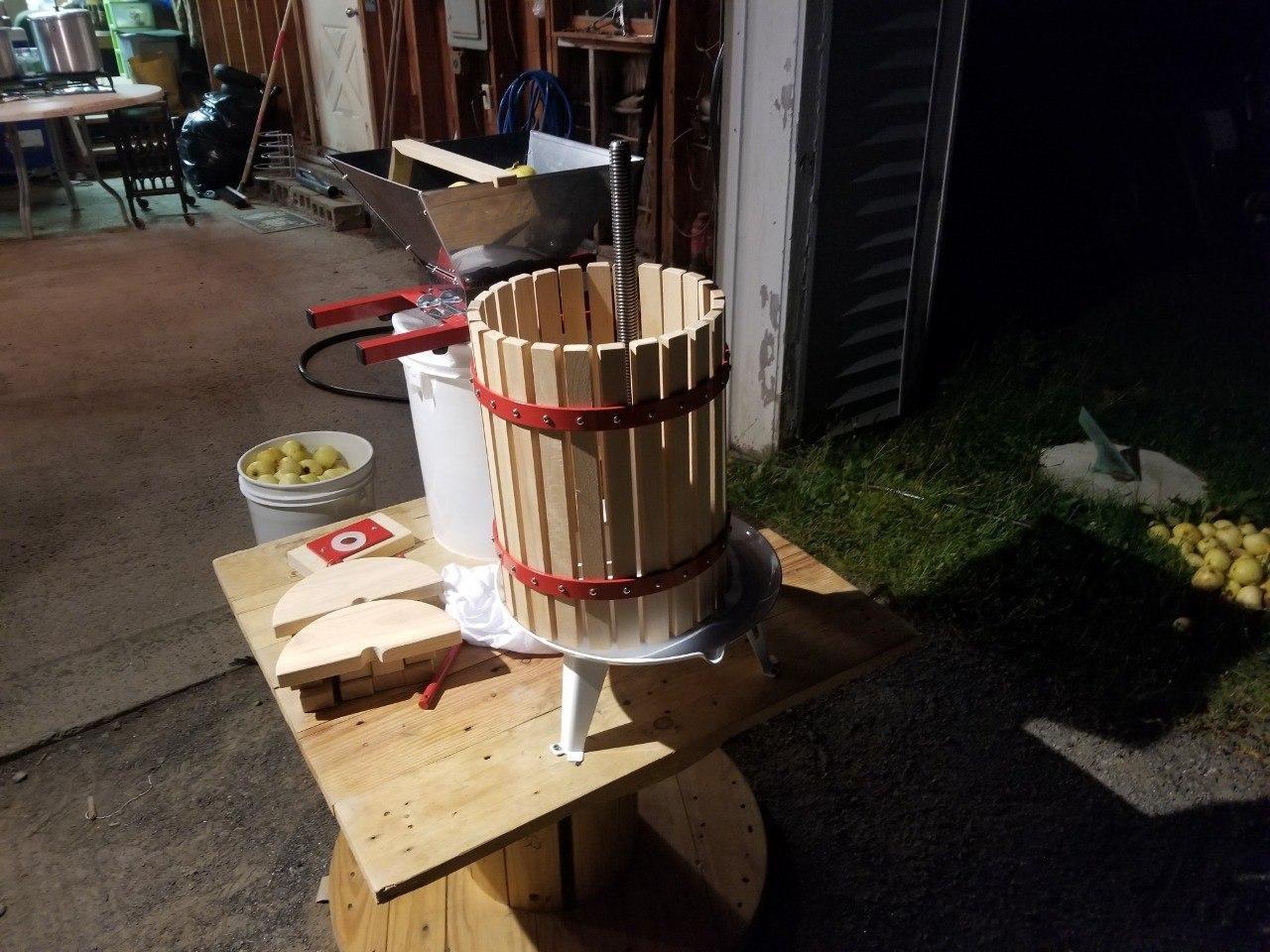 7.9 Gallon Fruit and Wine Press, Manual Cider Juice Maker with Solid Beech Wood Basket & Heavy-Duty Stand for Apples, Grapes, Berries customer photo 1