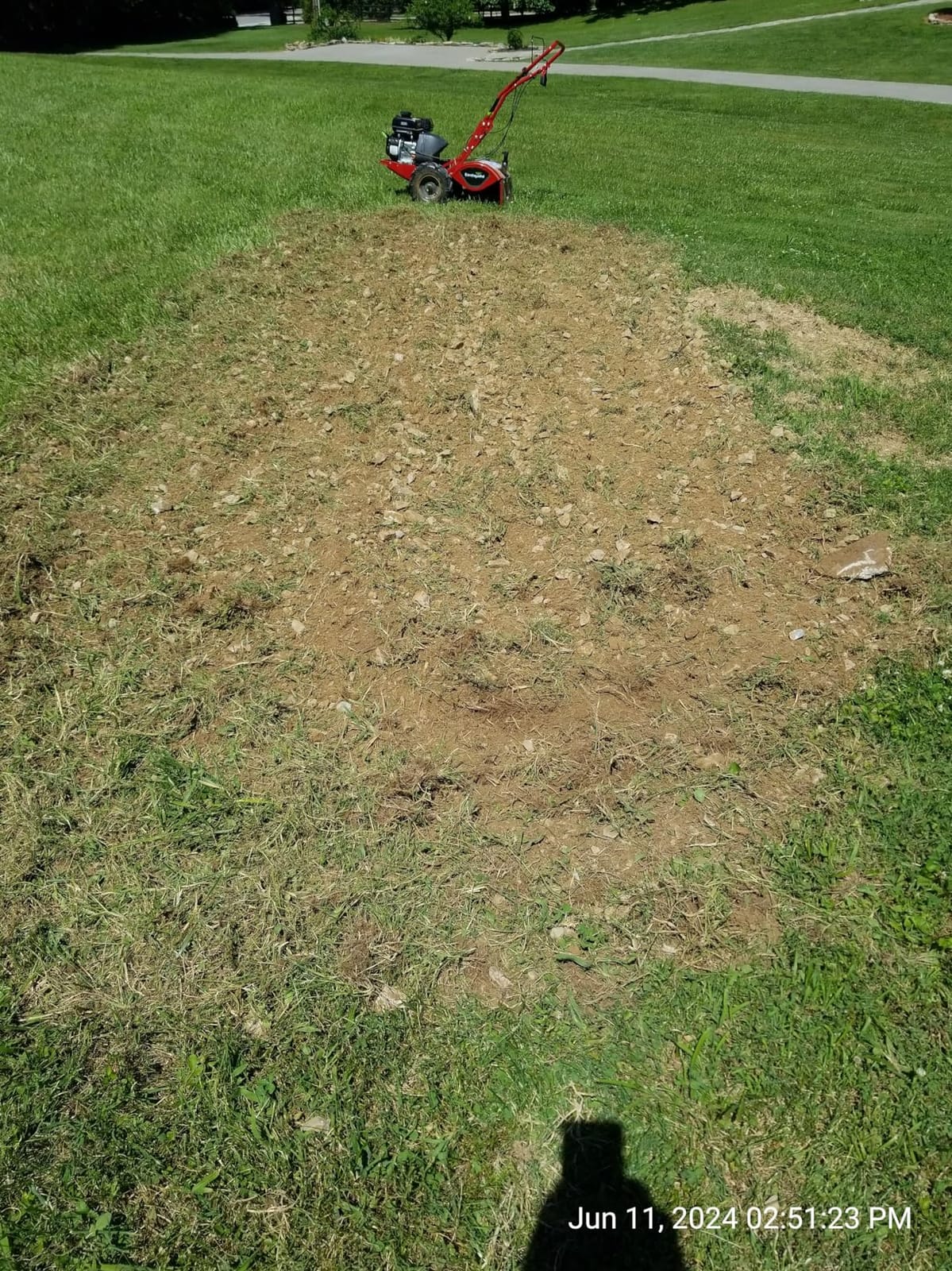 EARTHQUAKE Victory Rear Tine Tiller, Powerful 209cc 4-Cycle Viper Engine, Rugged Bronze Gear Transmission, Counter-Rotating Tines, Instant Reverse, Pneumatic Wheels, Model: 39381, Red/Black customer photo 1